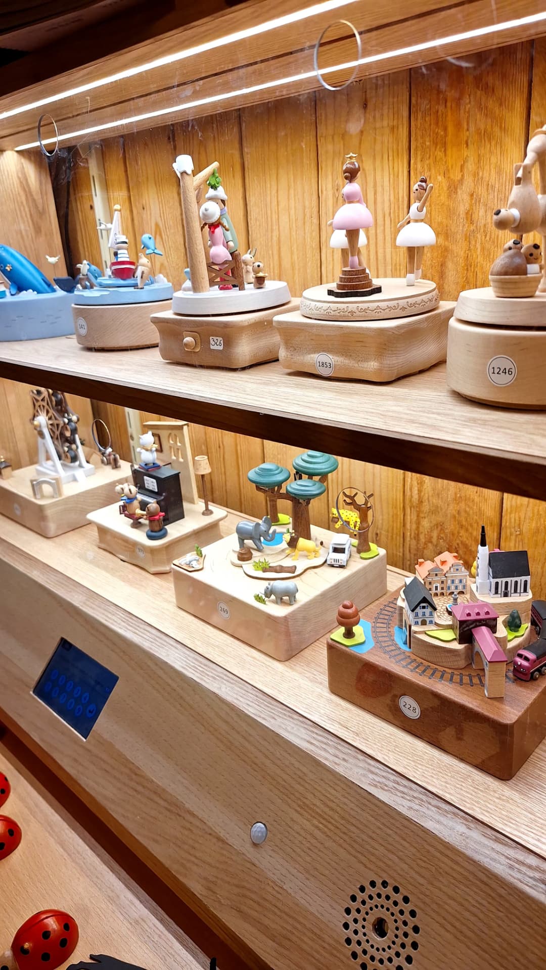Vitrine de boîtes à musique en bois avec scènes animées chez Luxiol