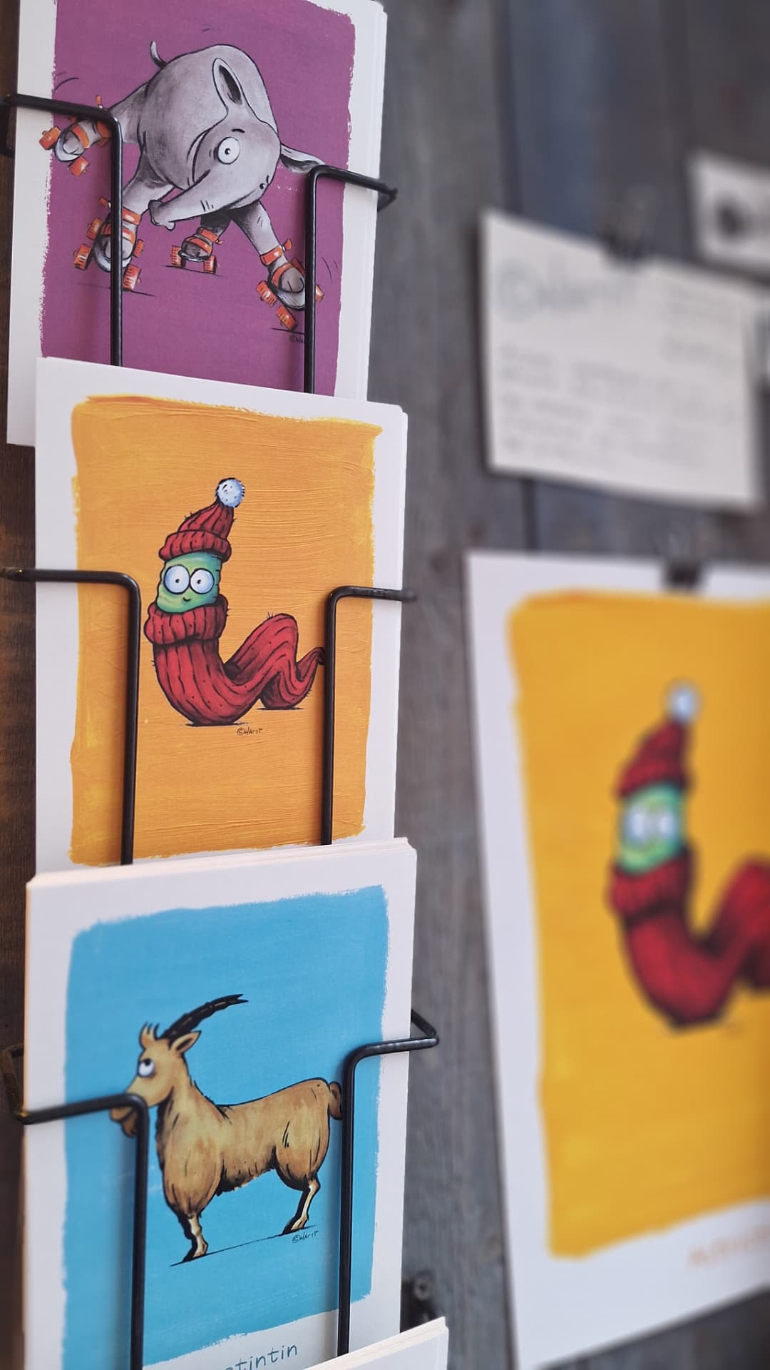 Cartes illustrées d'animaux sur fonds colorés chez Luxiol
