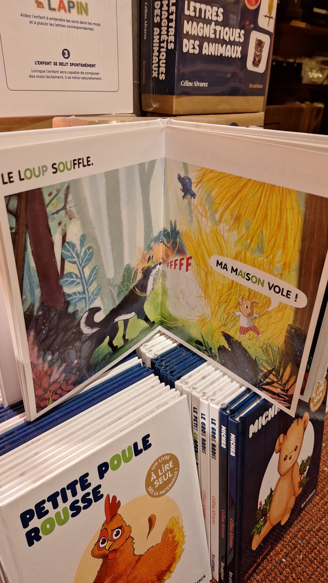 Livre Alvarez ouvert sur une double page illustrée chez Luxiol