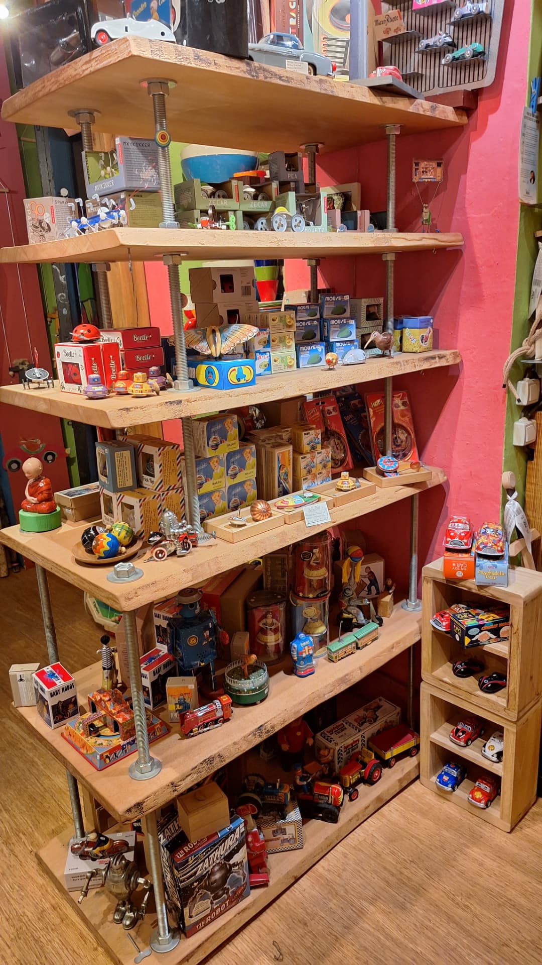 Étagères remplies de jouets mécaniques en métal chez Luxiol