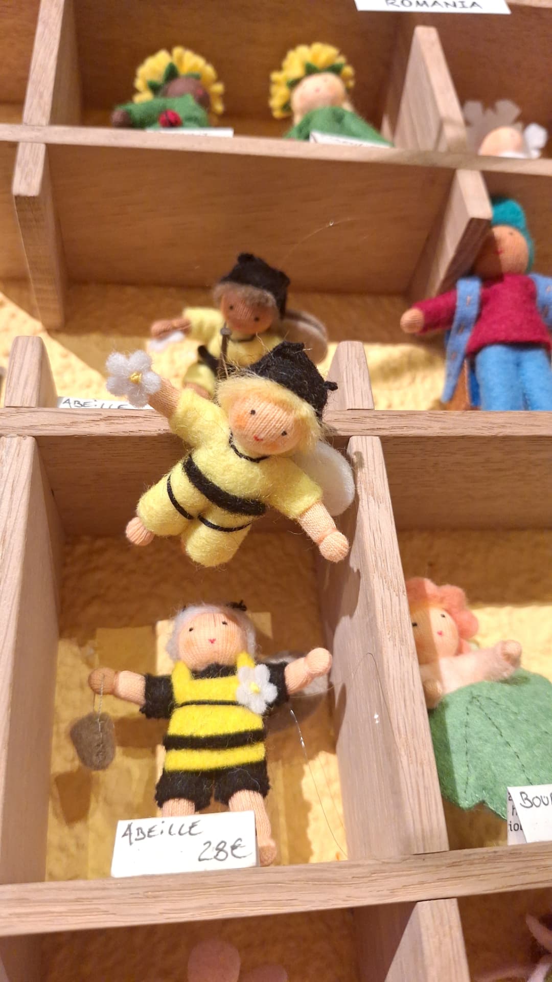 Poupées abeilles Ambrosius dans leurs casiers chez Luxiol