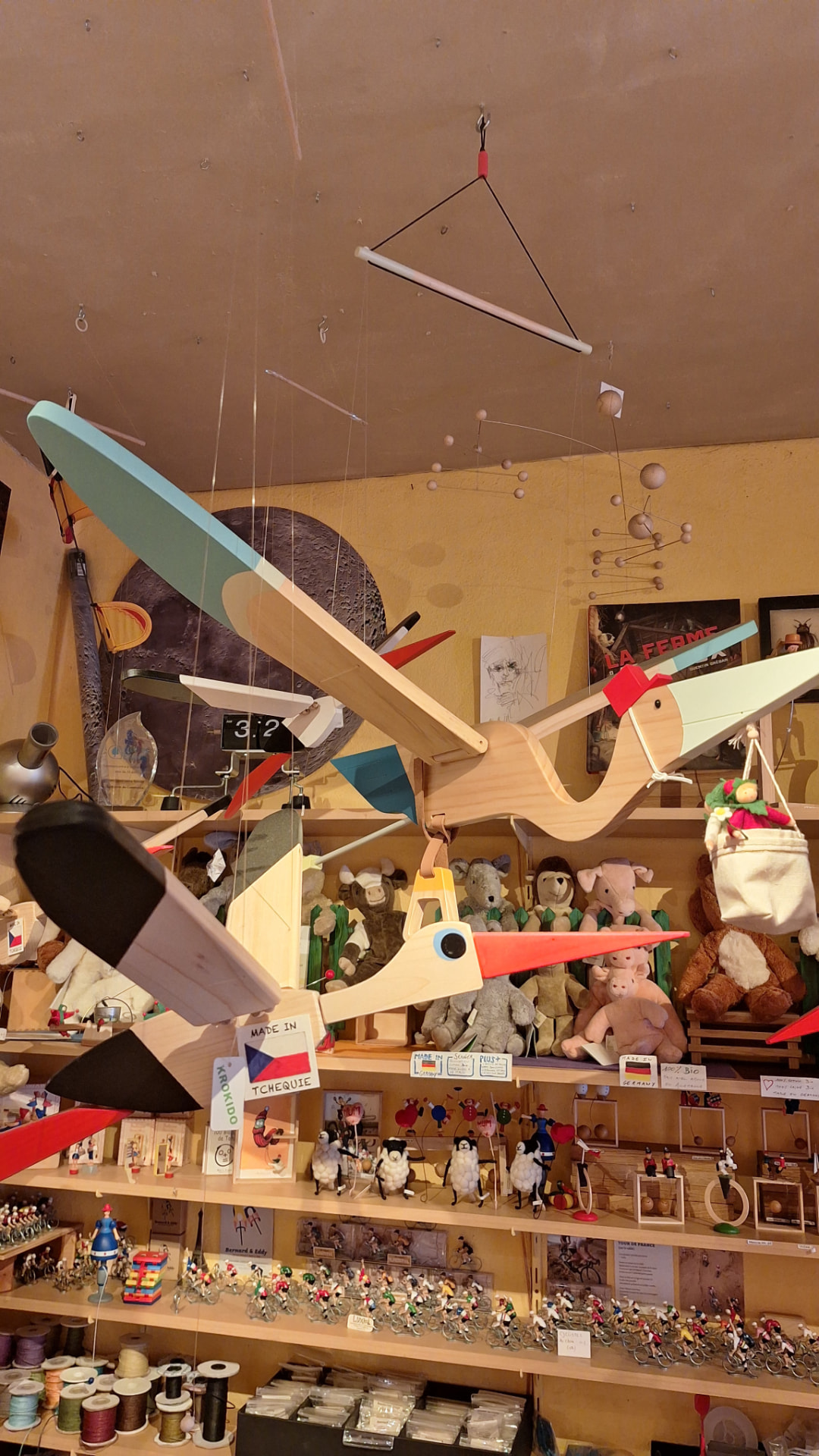Mobiles et oiseaux en bois suspendus au plafond chez Luxiol
