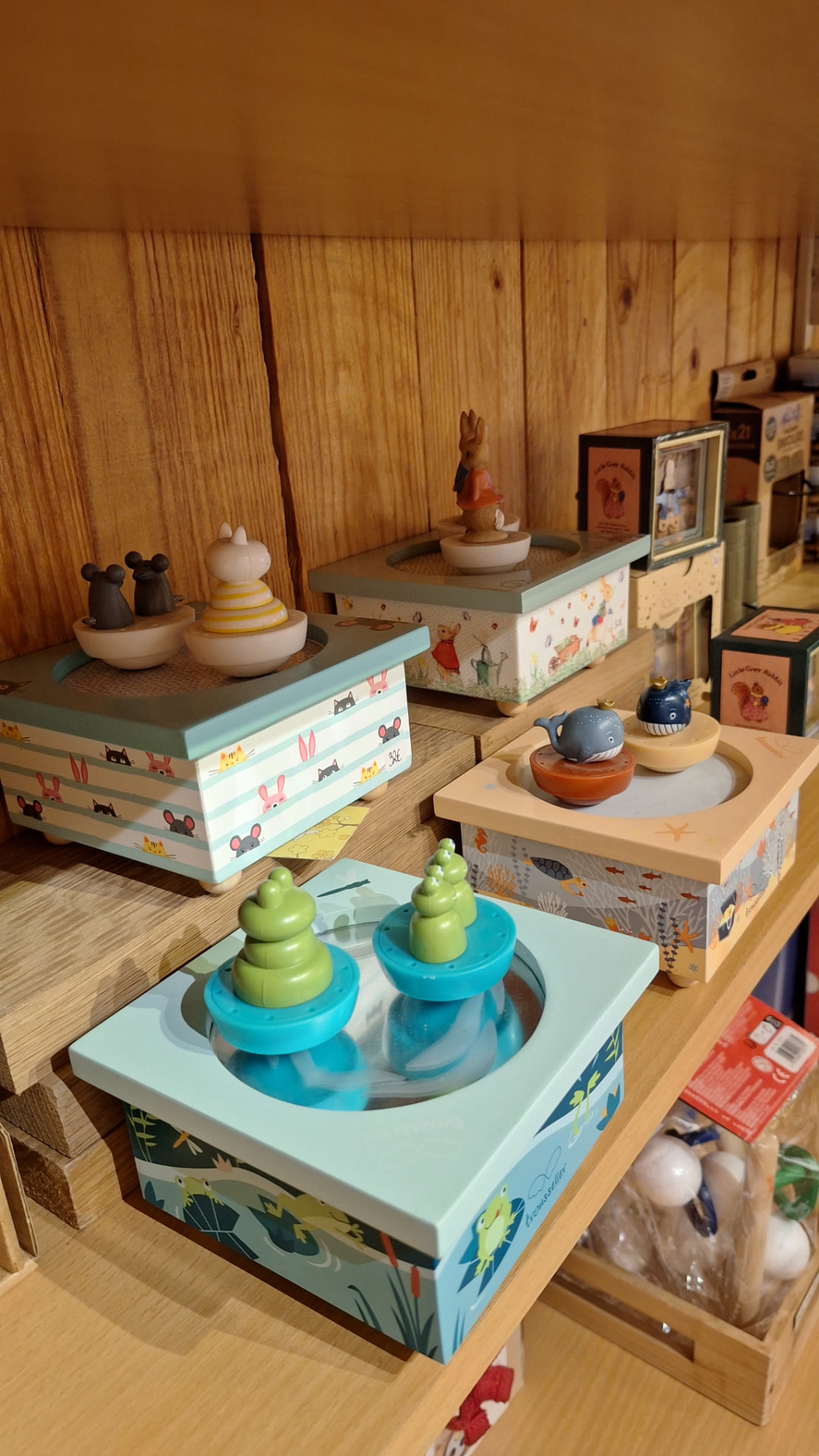 Boîtes à musique en bois avec figurines tournantes chez Luxiol