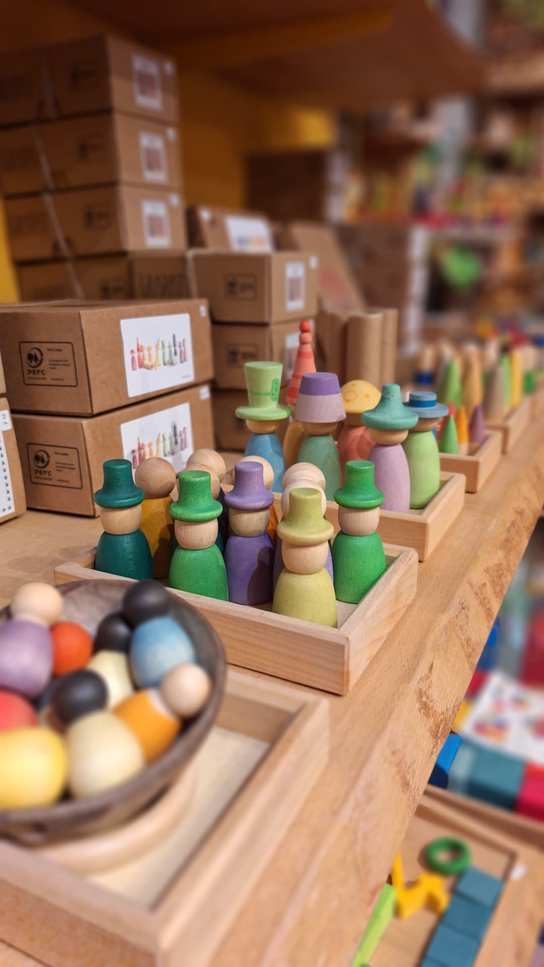Plateaux de nins Grapat en bois coloré chez Luxiol