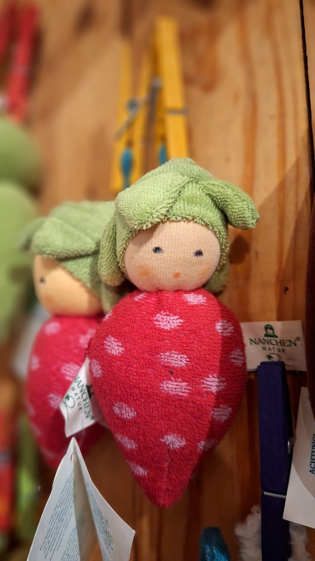 Doudou Nanchen fraise en éponge rouge chez Luxiol