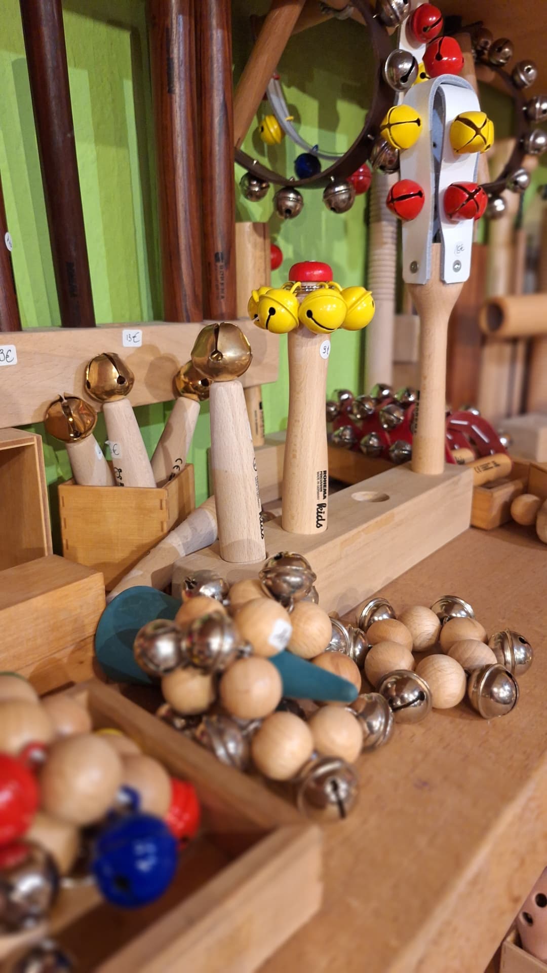 Bâtons de grelots et hochets musicaux en bois chez Luxiol
