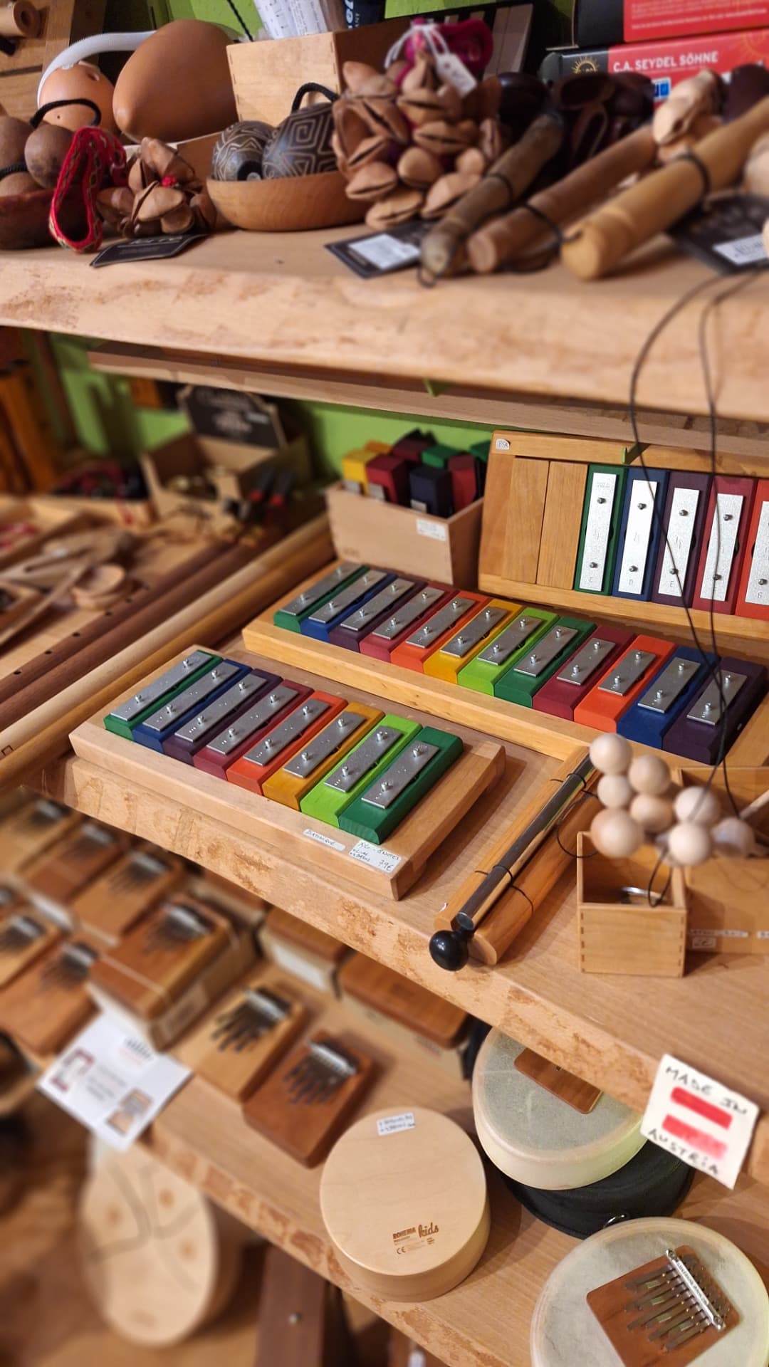 Instruments de musique en bois et xylophones colorés chez Luxiol