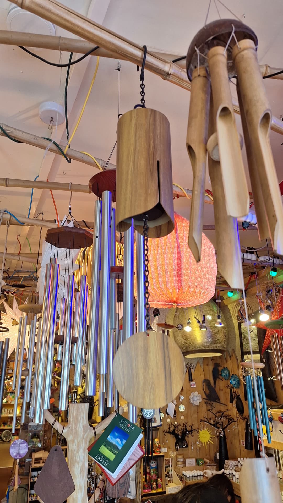 Carillons en bambou et en bois mêlés aux lanternes de Luxiol