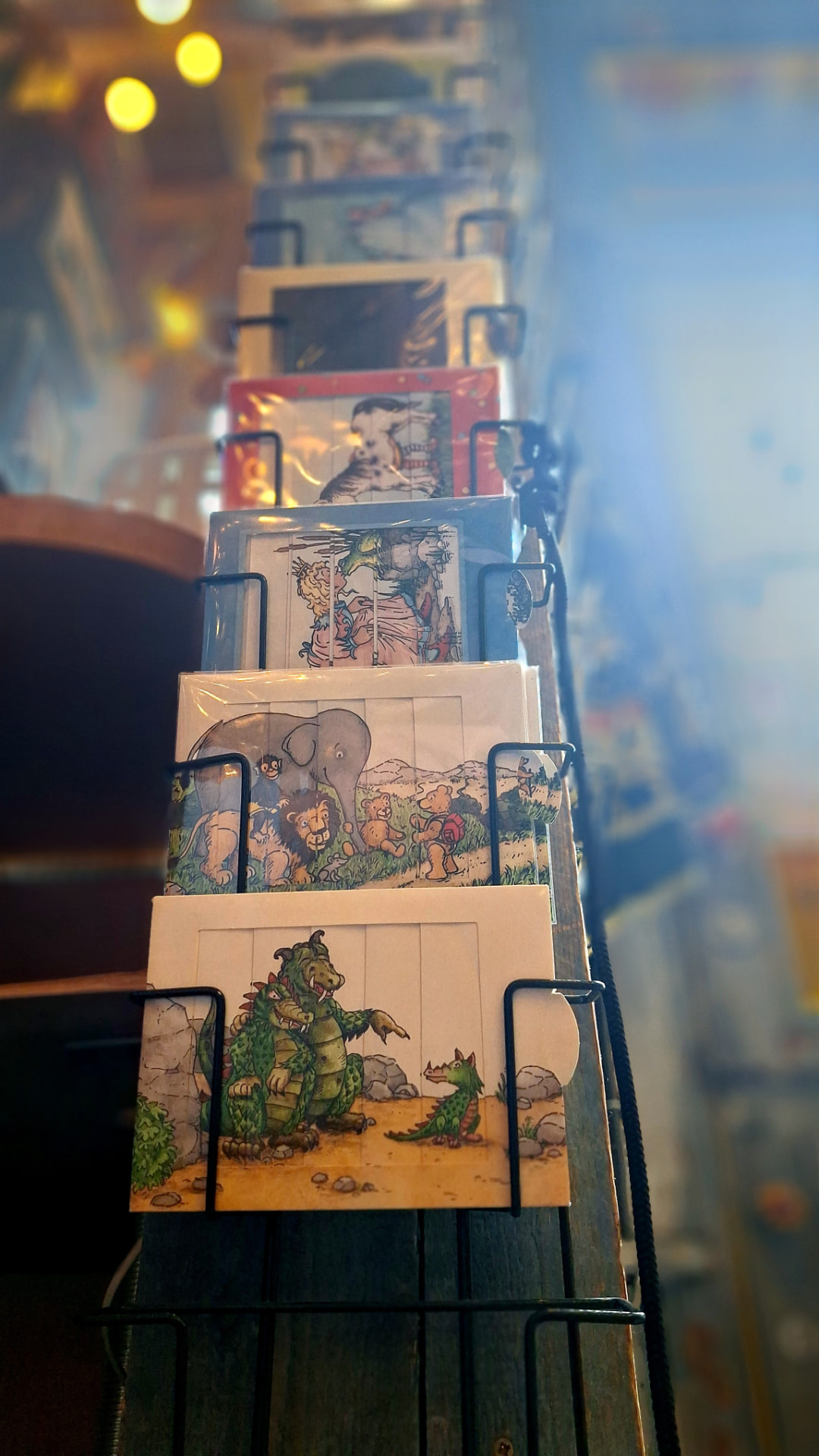 Rangée de cartes illustrées dans la vitrine de Luxiol