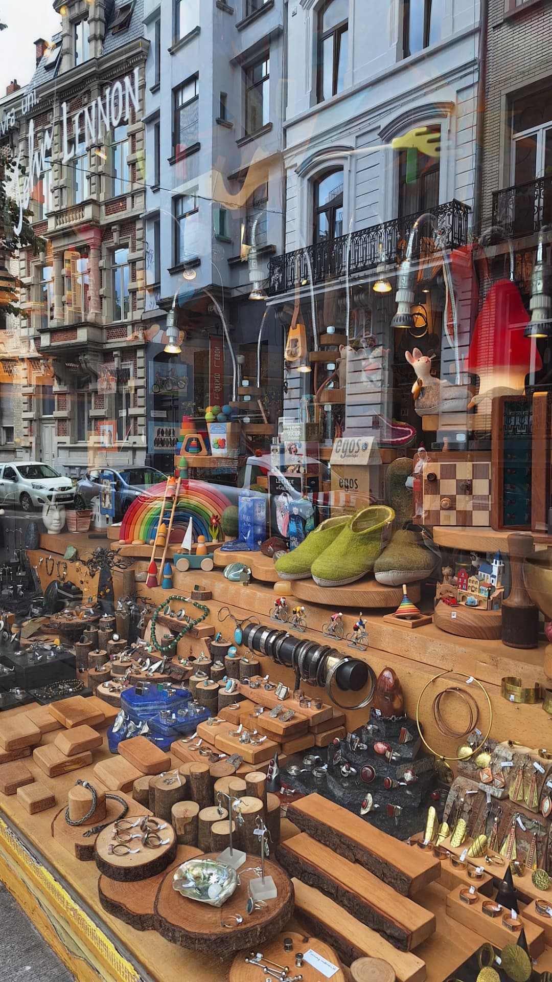 Vitrine Luxiol avec jouets en bois, bijoux et reflets de la Chaussée d'Ixelles