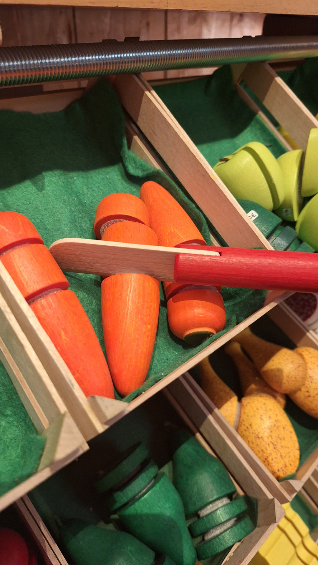 Carottes en bois à découper avec couteau en bois Erzi chez Luxiol