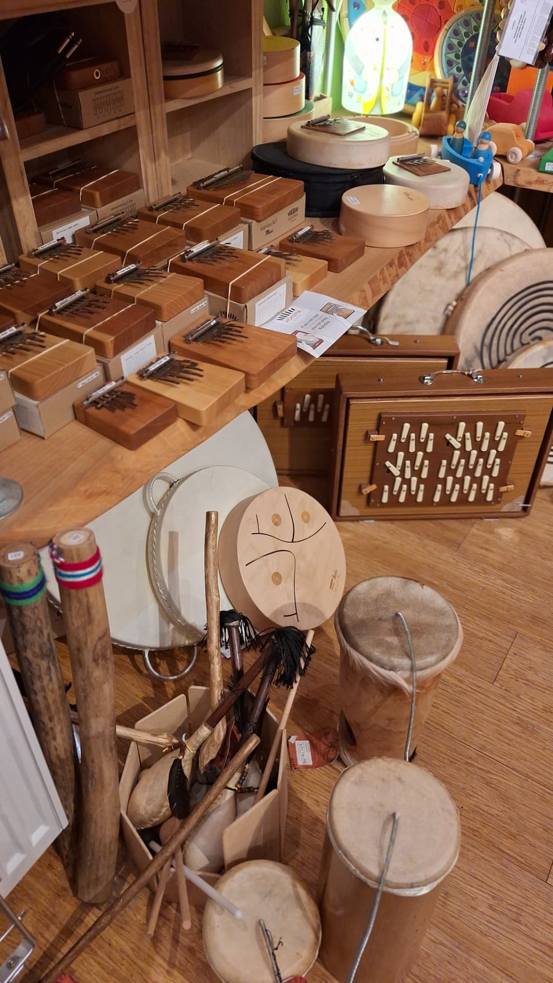 Kalimbas, tambours et instruments à percussion chez Luxiol