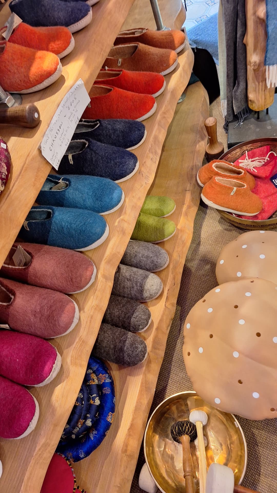 Grand présentoir de chaussons en feutre de toutes les couleurs chez Luxiol