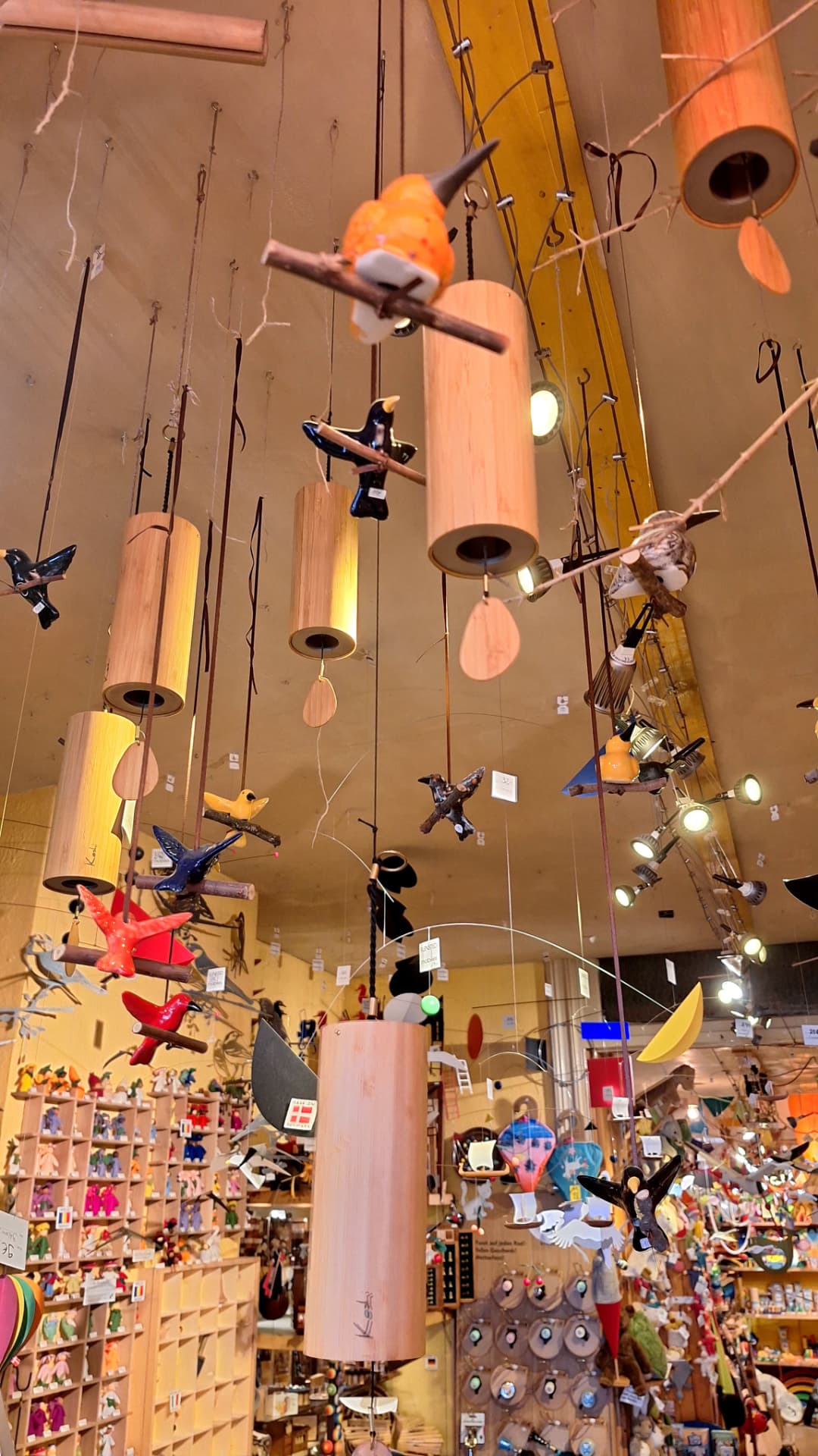 Carillons Koshi et oiseaux suspendus sous le plafond de Luxiol