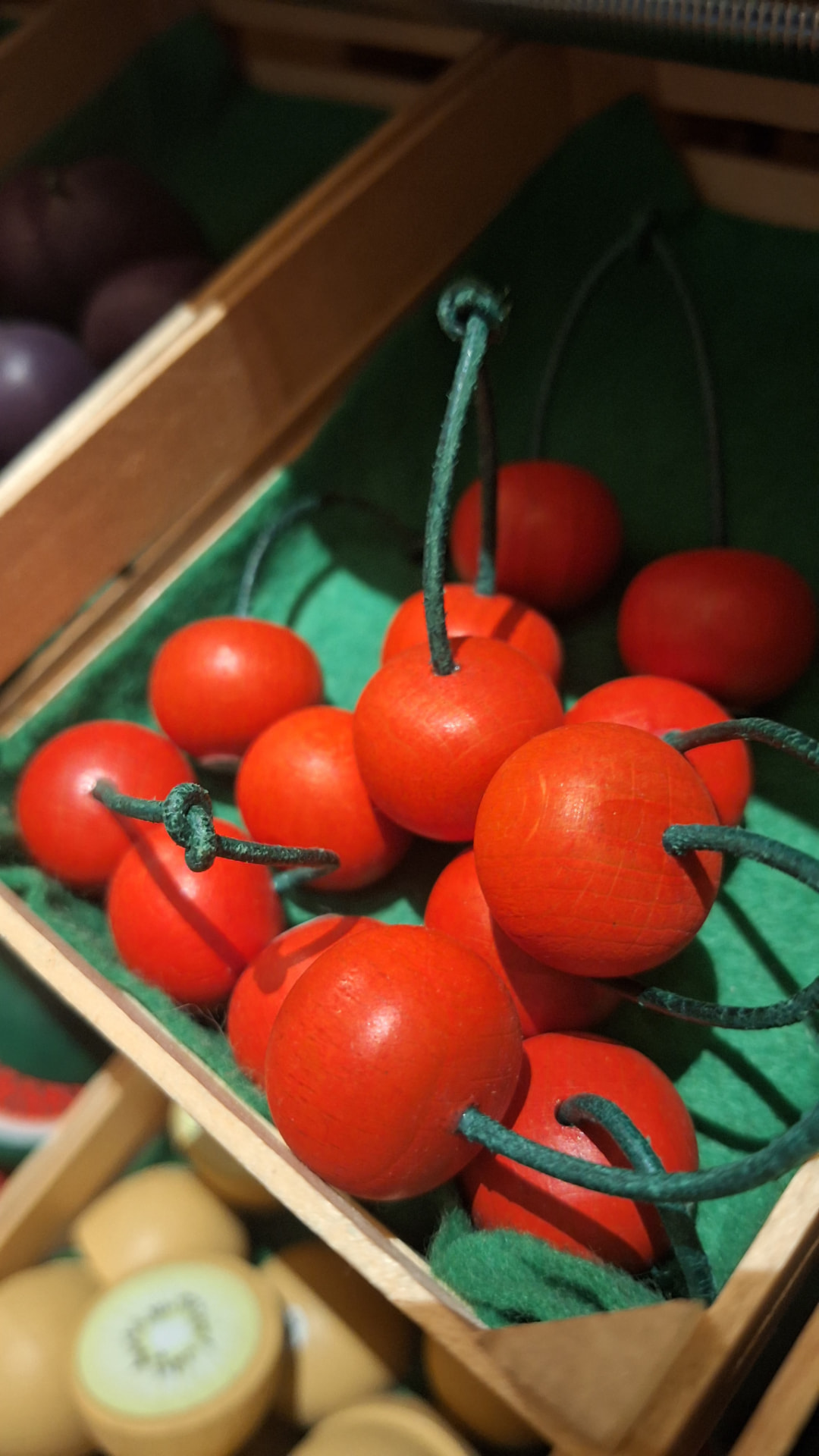 Cerises en bois Erzi dans une cagette chez Luxiol