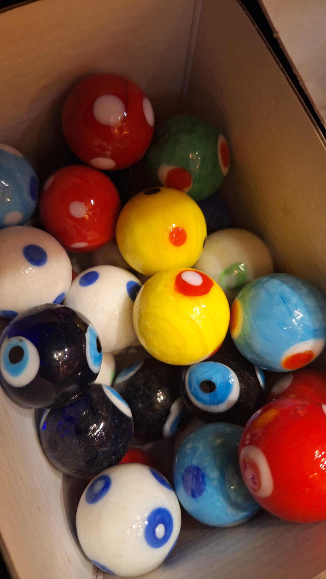 Grosses billes en verre à pois colorés chez Luxiol