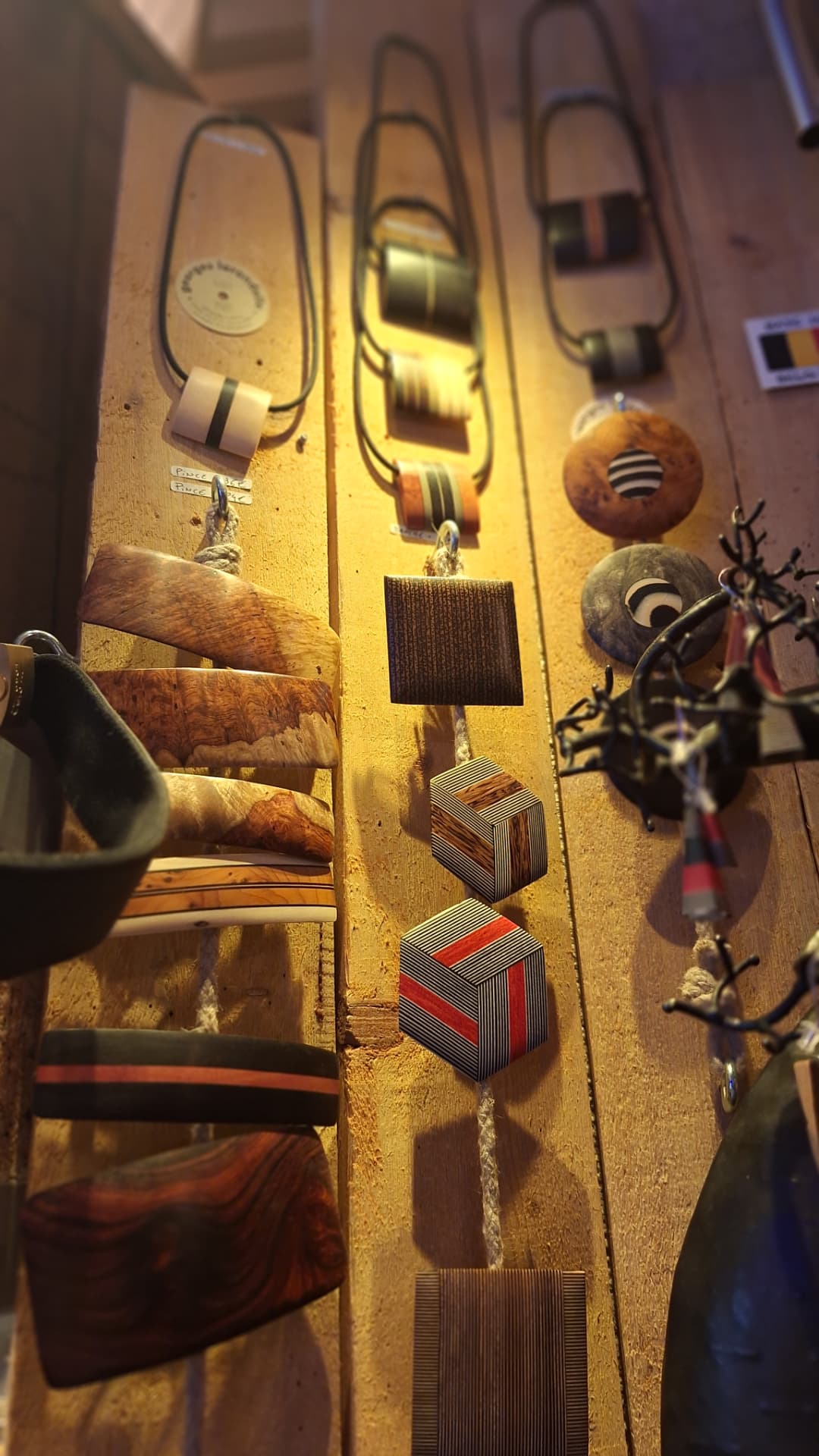 Bijoux en bois artisanaux suspendus chez Luxiol