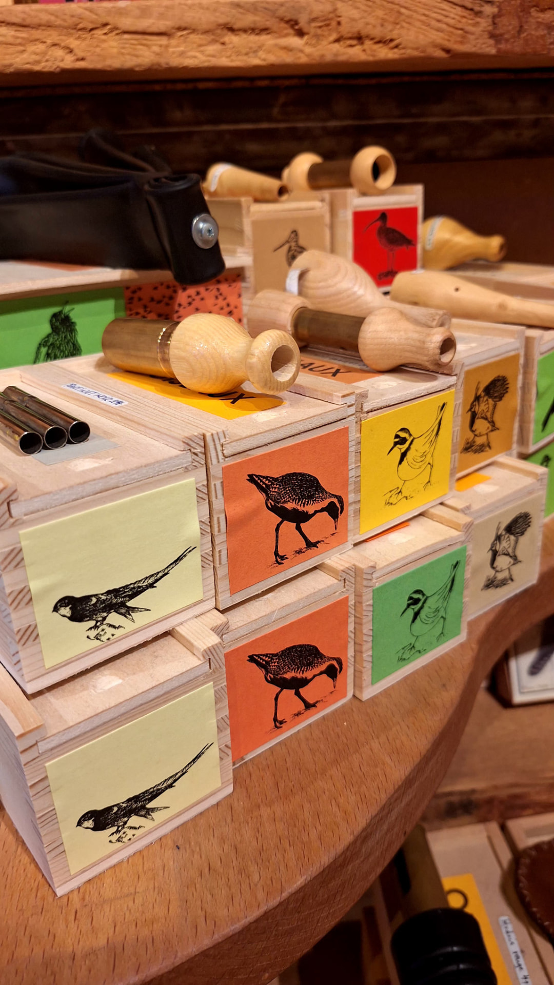 Boîtes d'appeaux Oiseaux empilées chez Luxiol