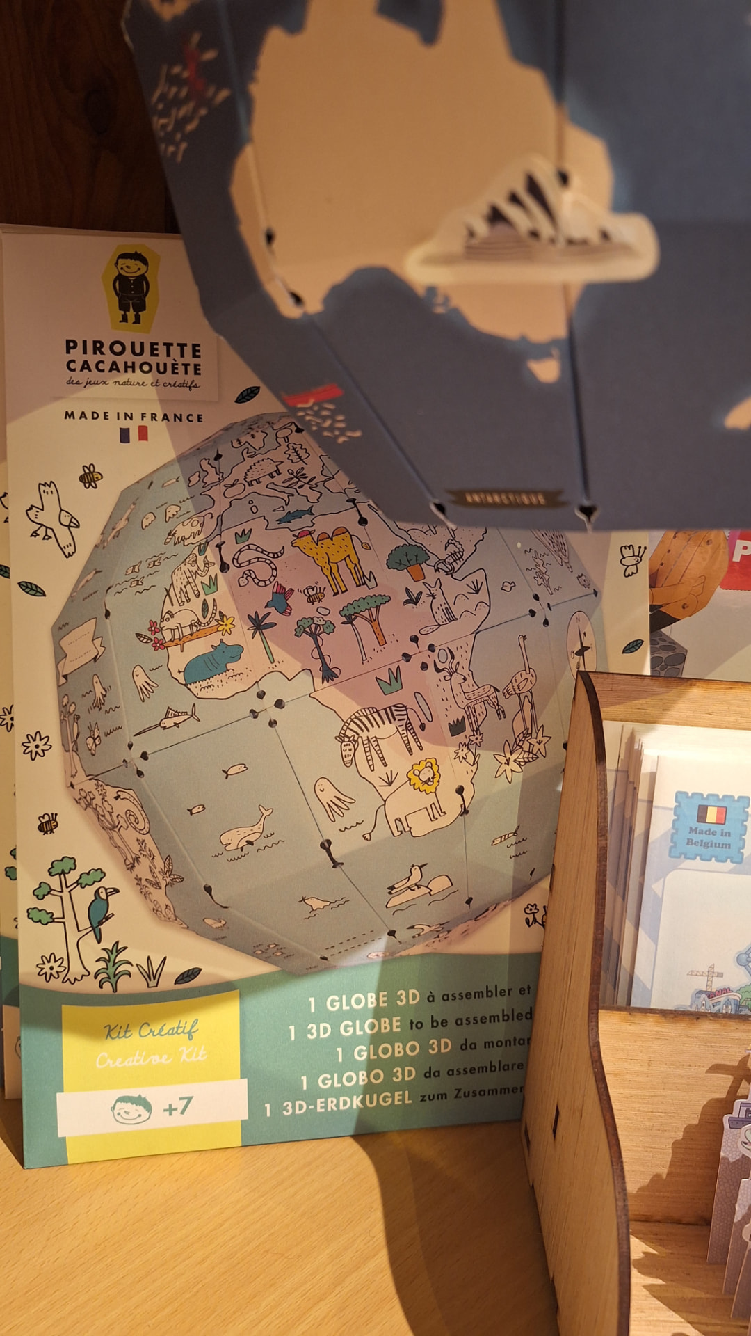 Kit créatif globe 3D en papier Pirouette Cacahouète chez Luxiol