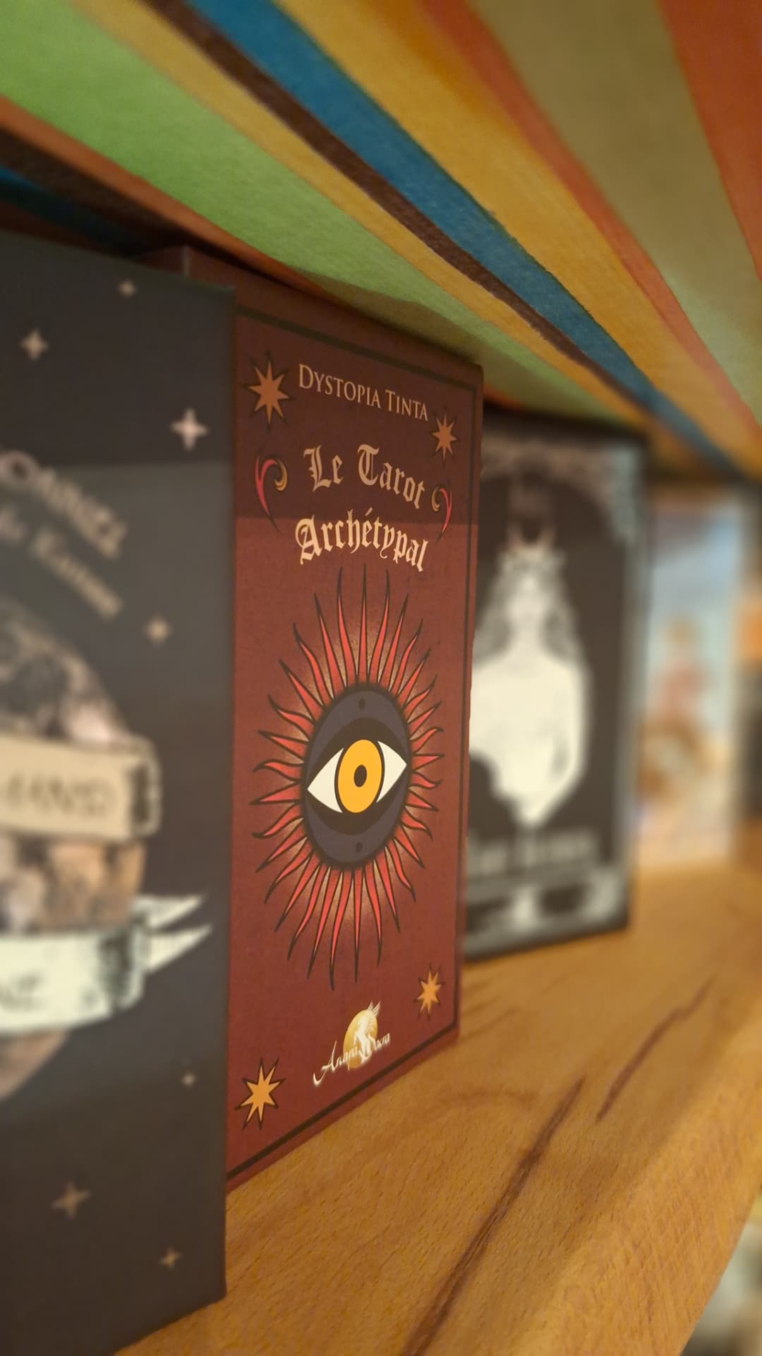 Coffret Le Tarot Archétypal en gros plan sur une étagère chez Luxiol