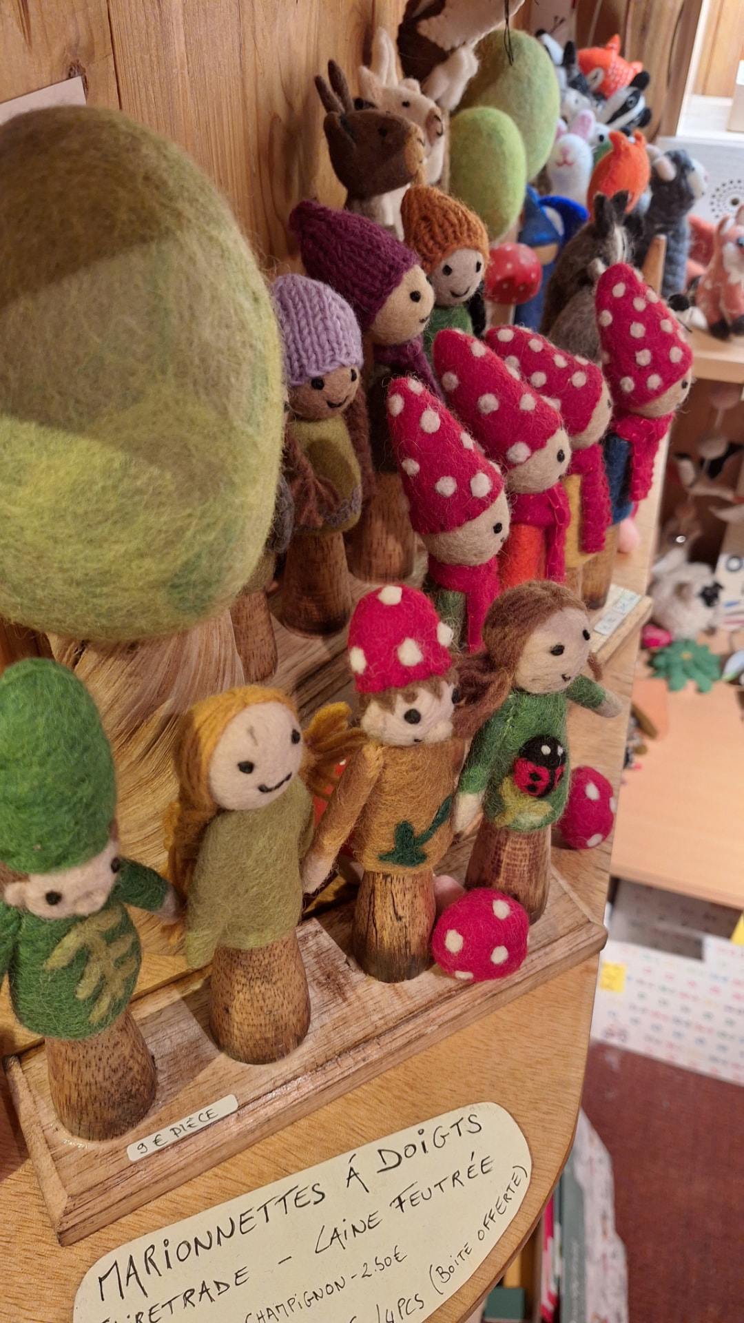 Marionnettes à doigts en laine feutrée chez Luxiol