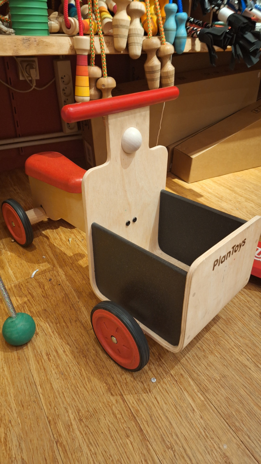 Porteur en bois PlanToys avec caisse de transport chez Luxiol