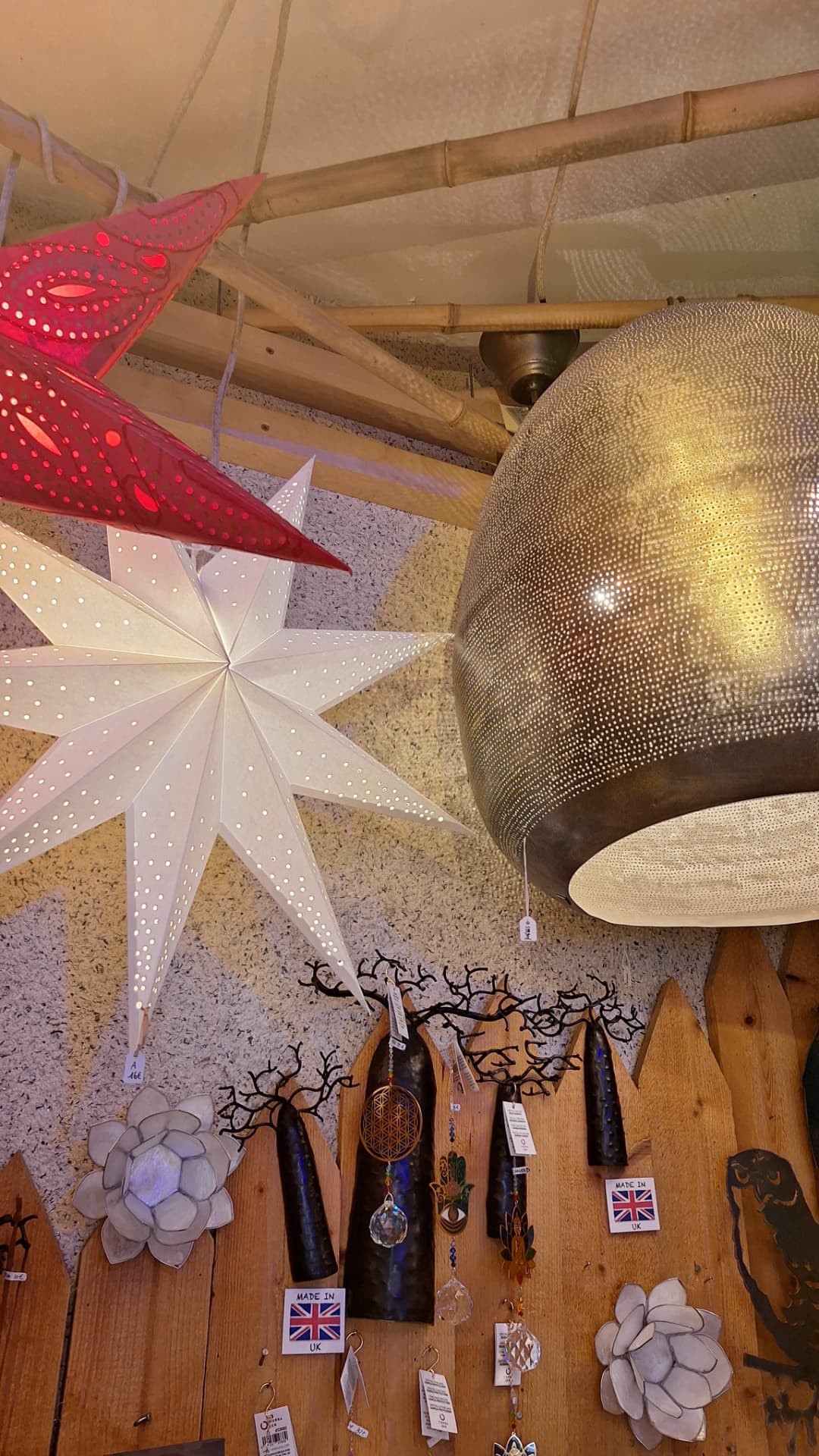 Étoiles en papier blanches et rouges et grande suspension ciselée chez Luxiol