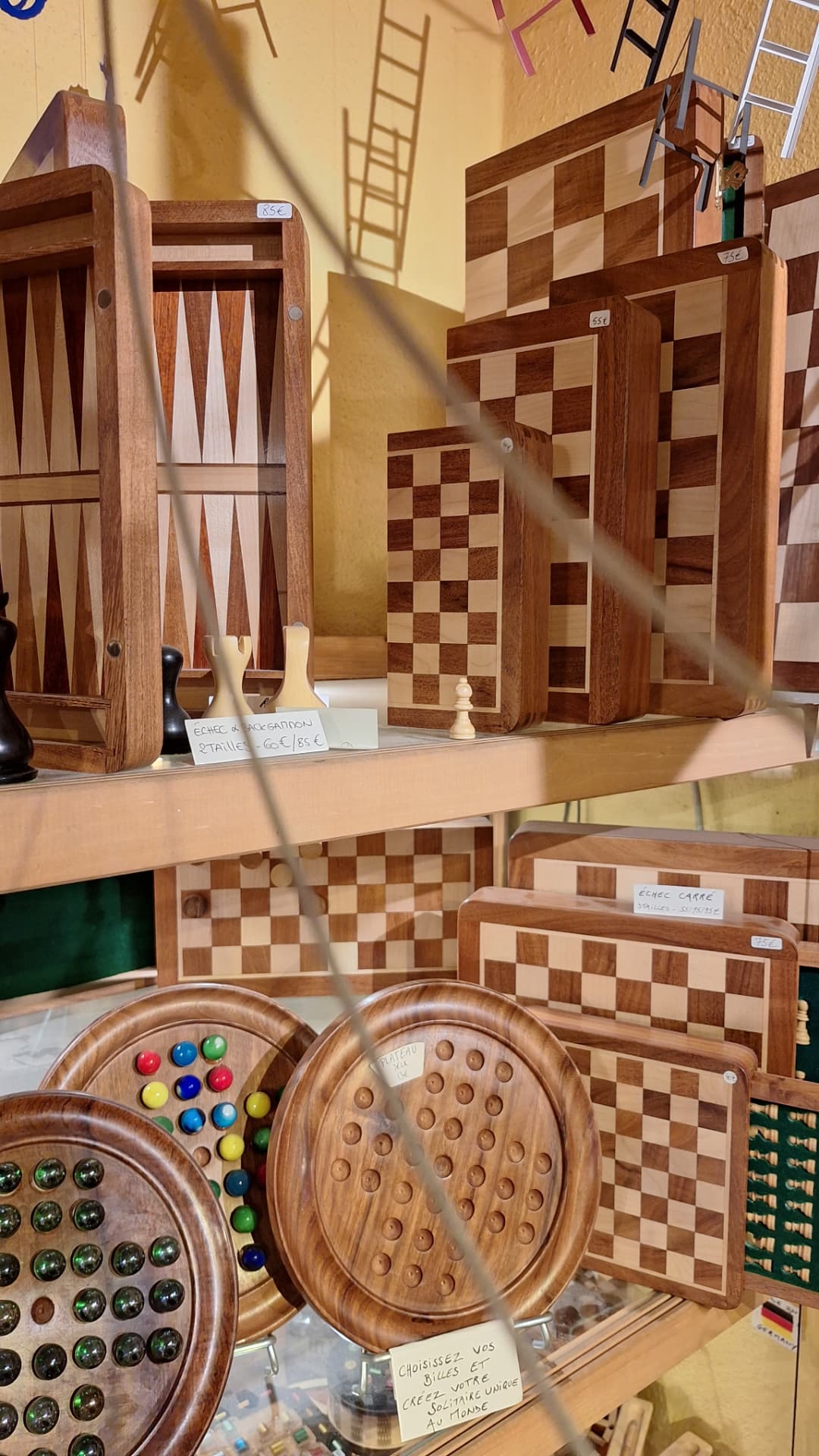 Étagère d'échiquiers, backgammons et solitaires en bois chez Luxiol