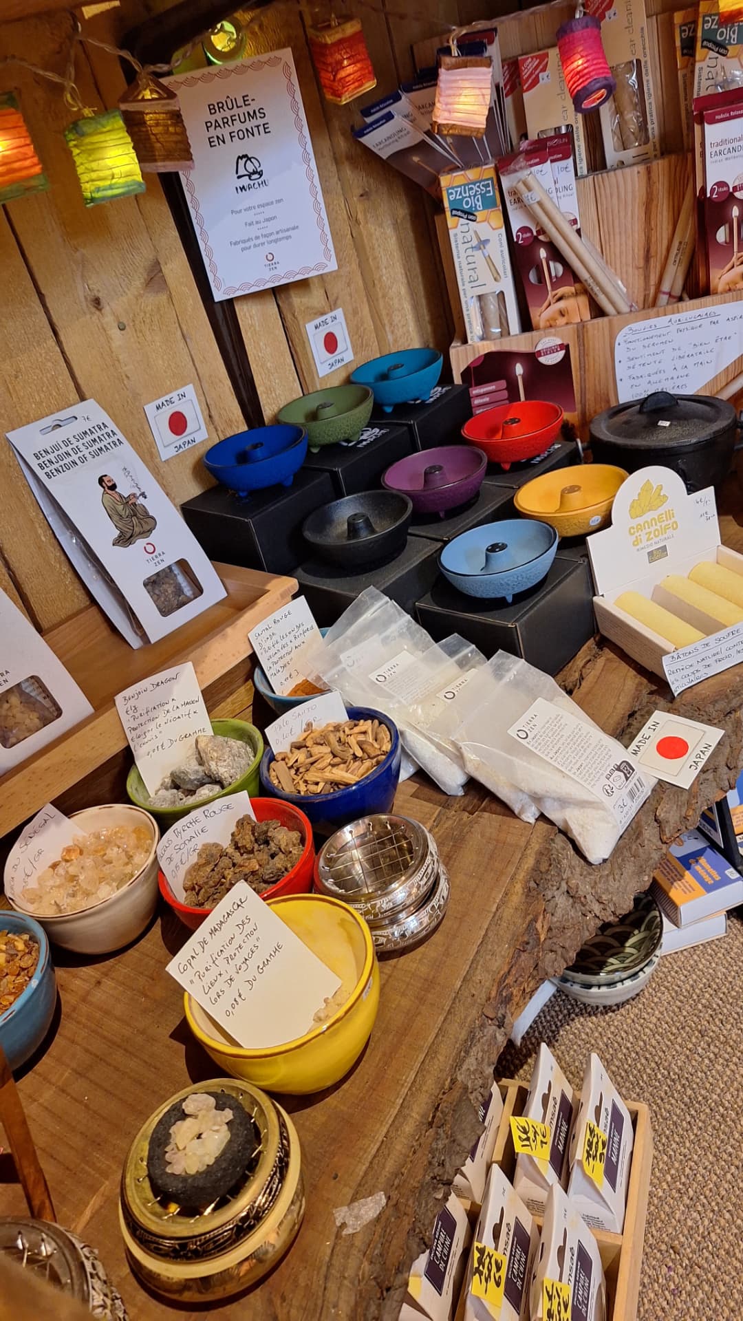 Brûle-parfums en fonte japonais et résines naturelles chez Luxiol