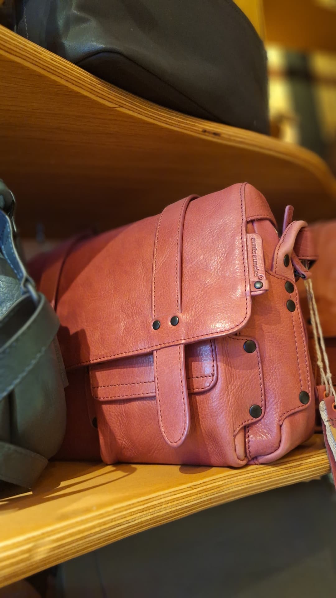 Petite besace en cuir rose aunts & uncles chez Luxiol