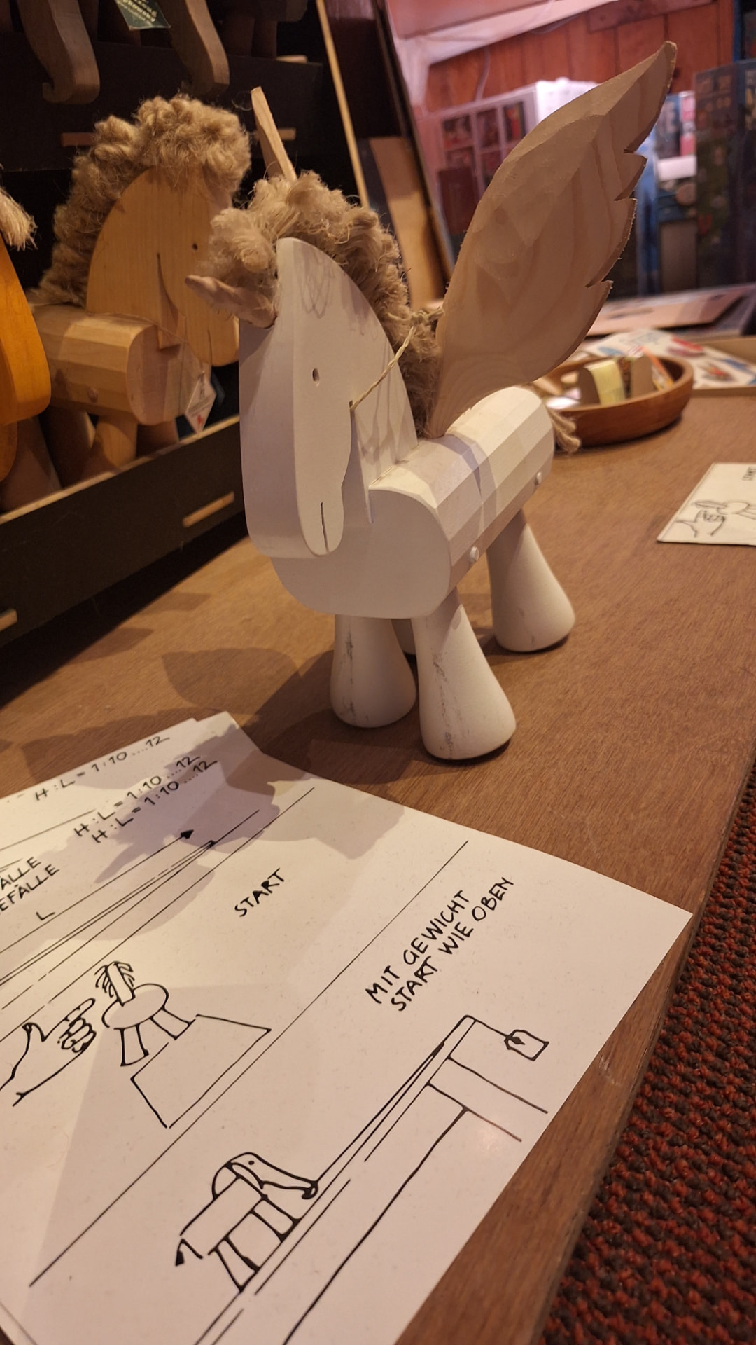 Licorne ailée en bois posée sur le comptoir de Luxiol