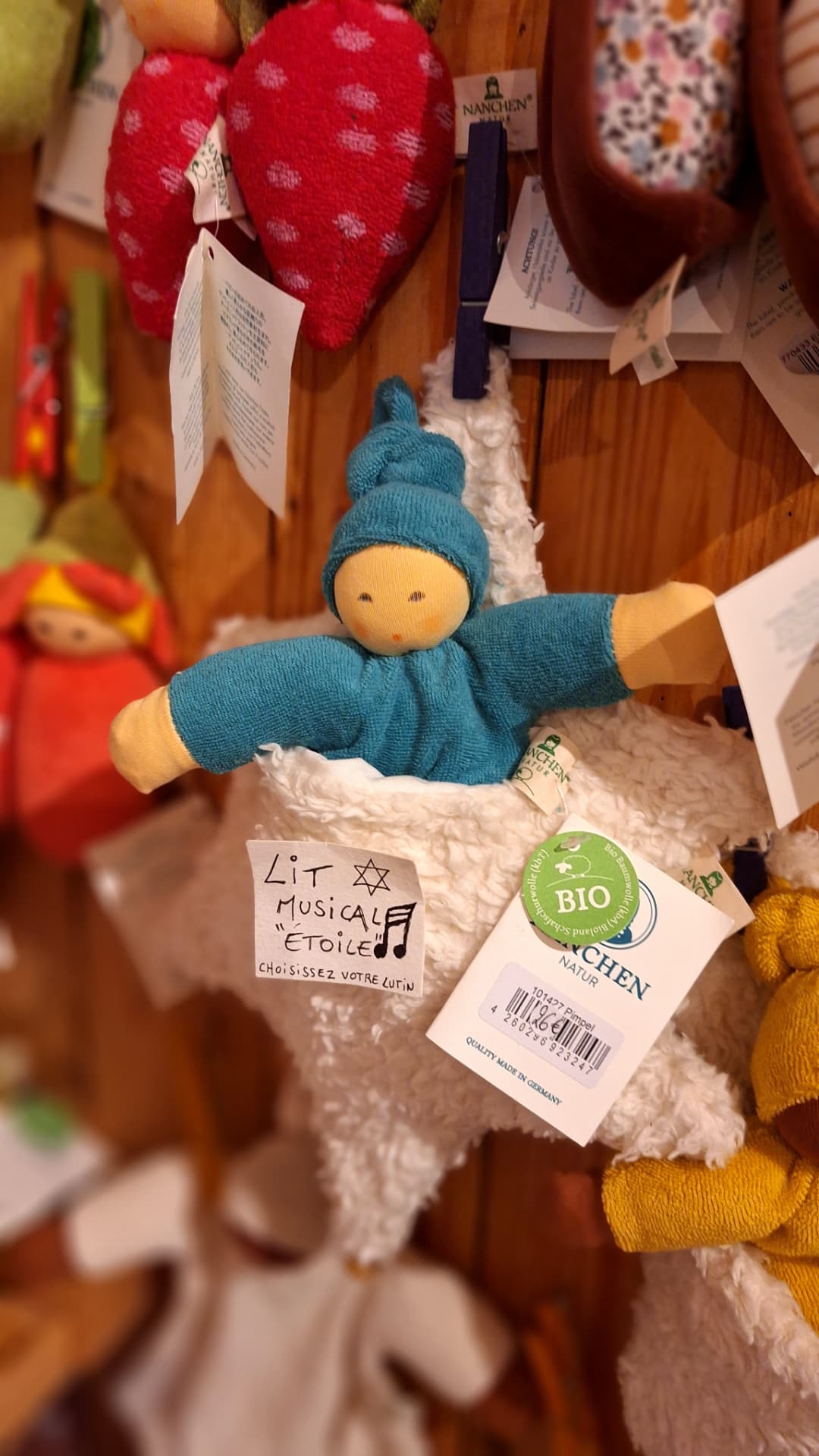 Petit lutin Nanchen bleu dans son lit musical étoile chez Luxiol