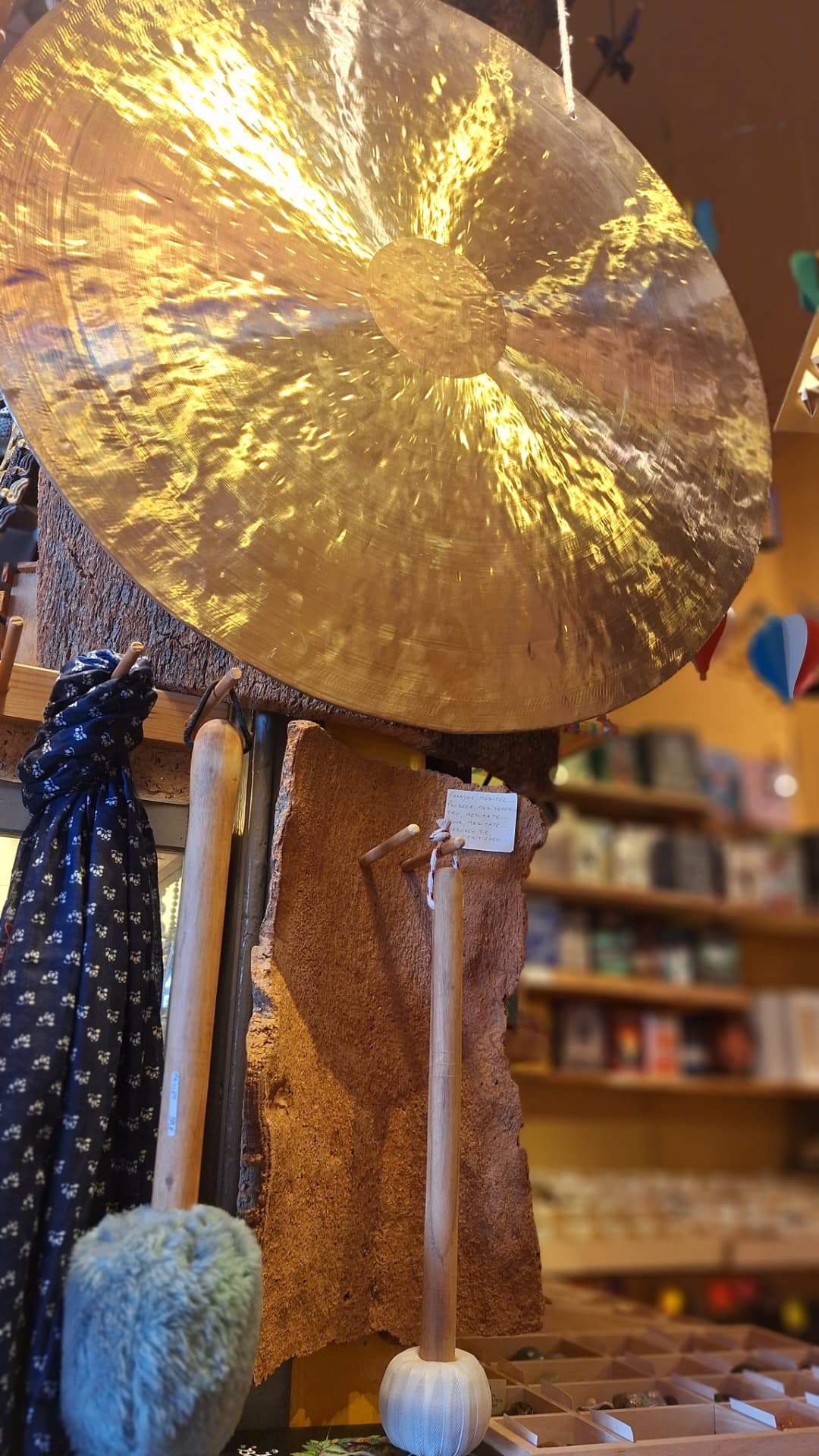 Grand gong doré suspendu avec ses mailloches chez Luxiol