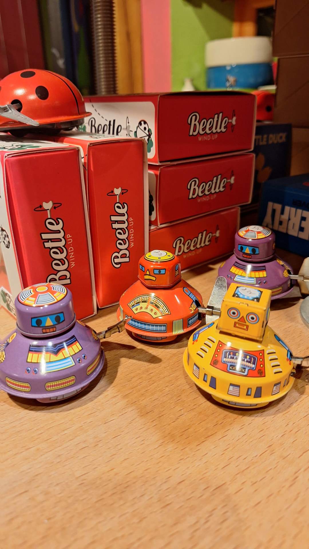 Petits robots toupies à remonter et boîtes Beetle chez Luxiol