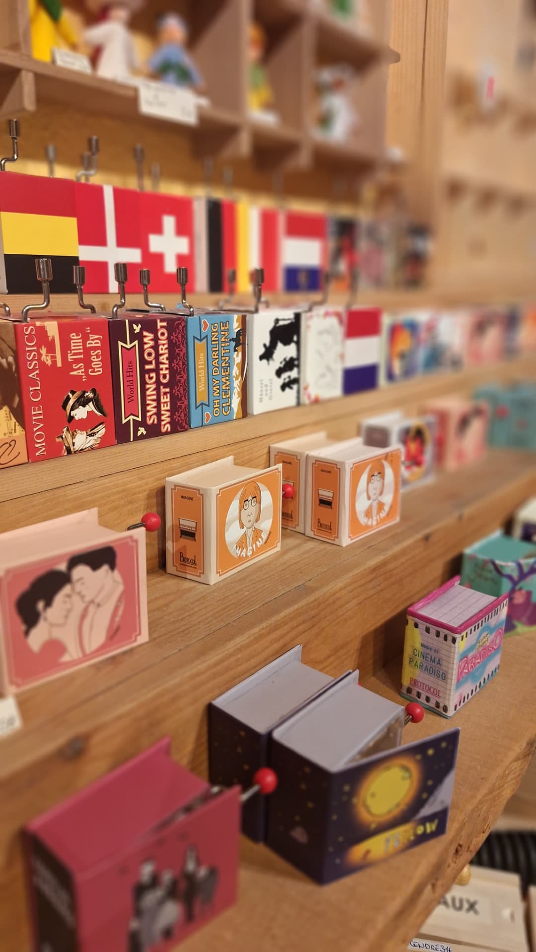 Étagère de boîtes à musique à manivelle illustrées chez Luxiol
