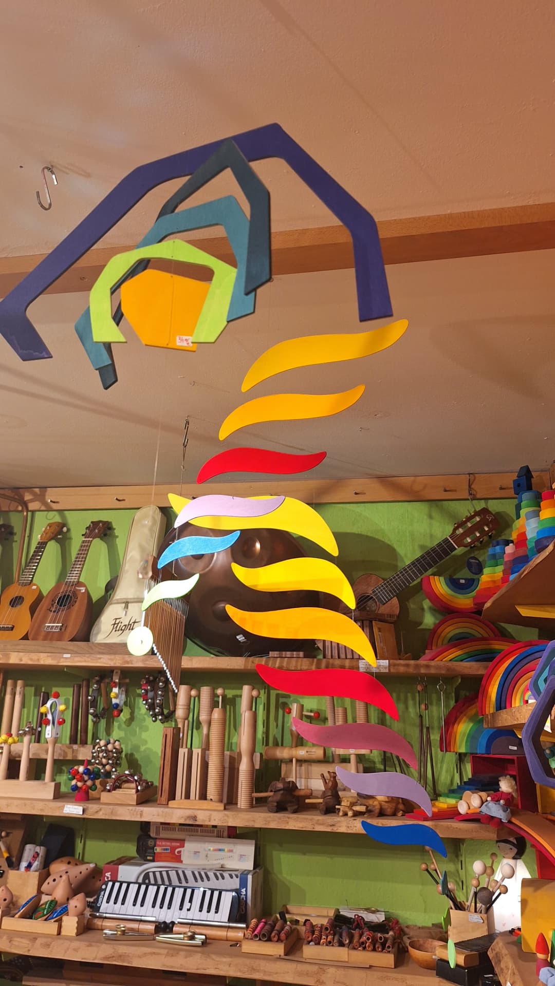 Grand mobile en bois coloré au-dessus du rayon musique de Luxiol