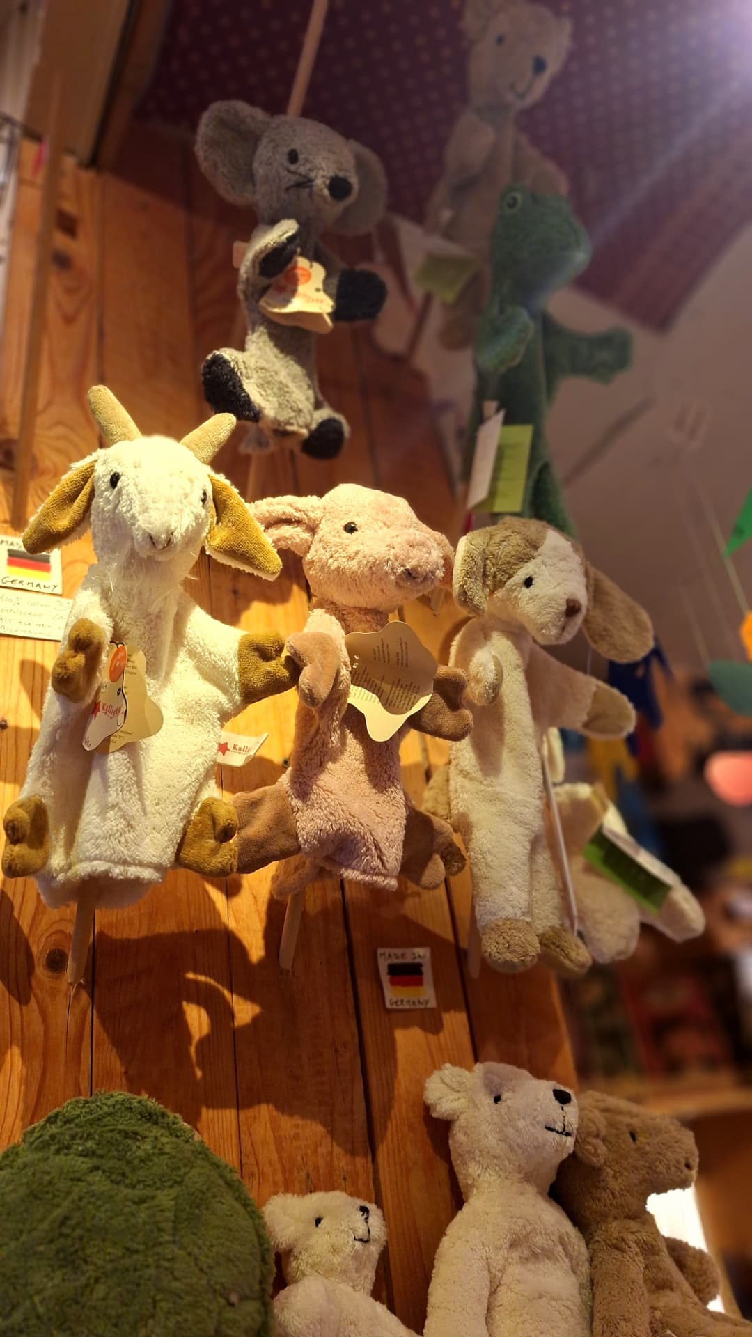 Marionnettes à main chèvre, lapin et chien suspendues chez Luxiol