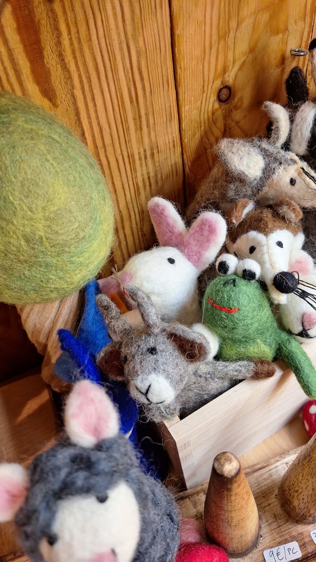 Petits animaux en laine feutrée, lapin, grenouille et âne chez Luxiol