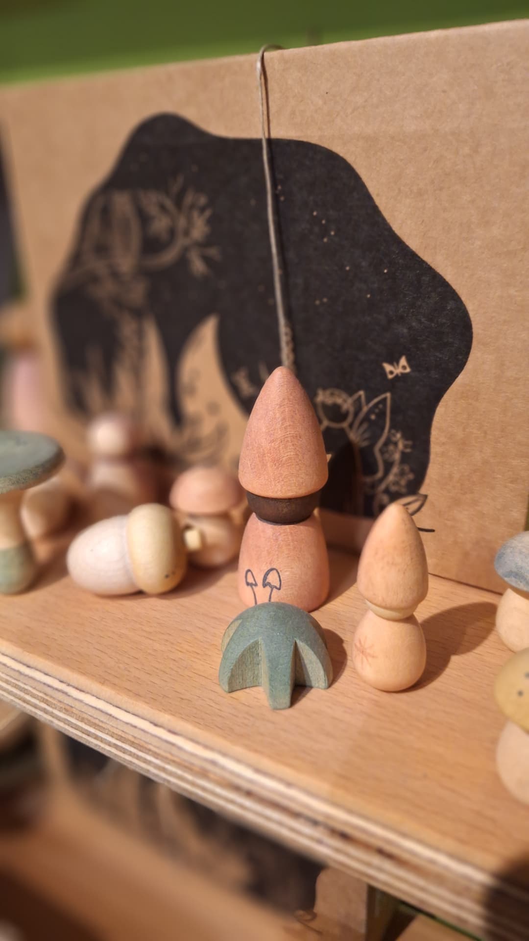 Petit monde Grapat aux teintes naturelles chez Luxiol