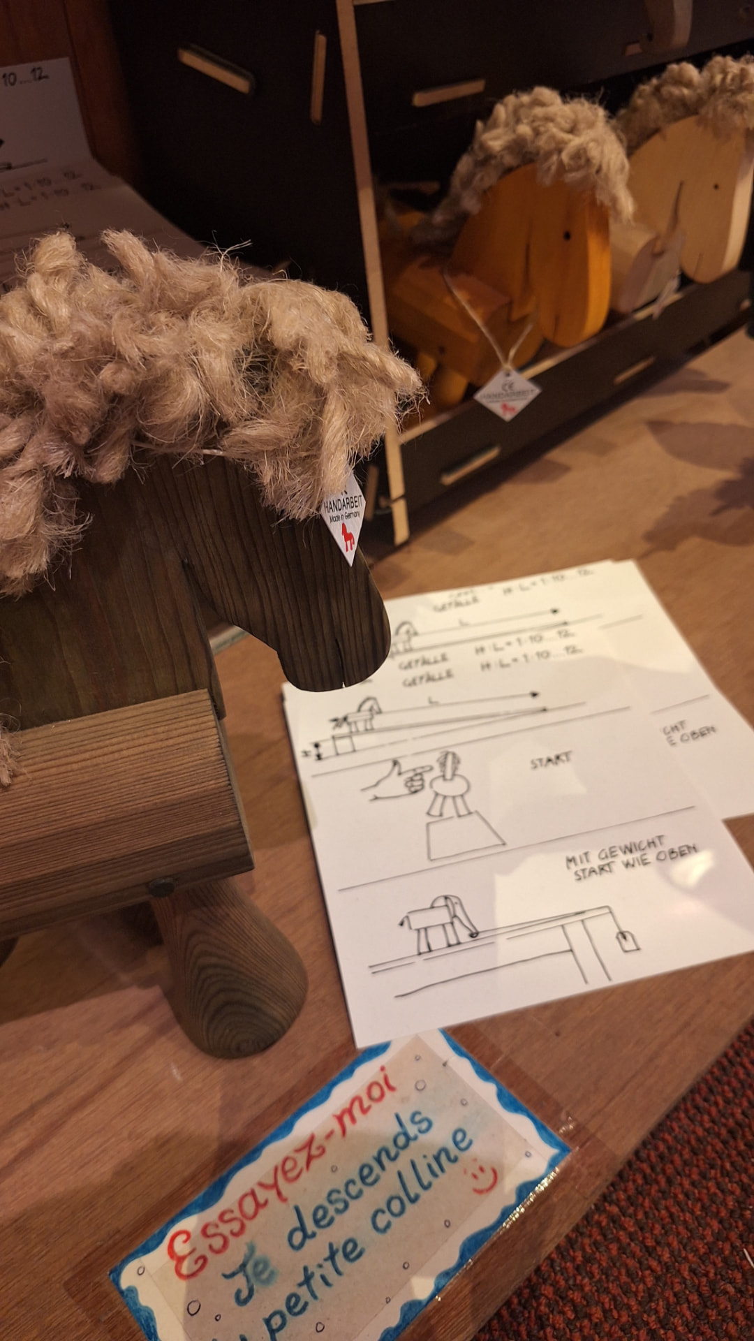 Cheval trotteur en bois foncé et sa notice Essayez-moi chez Luxiol