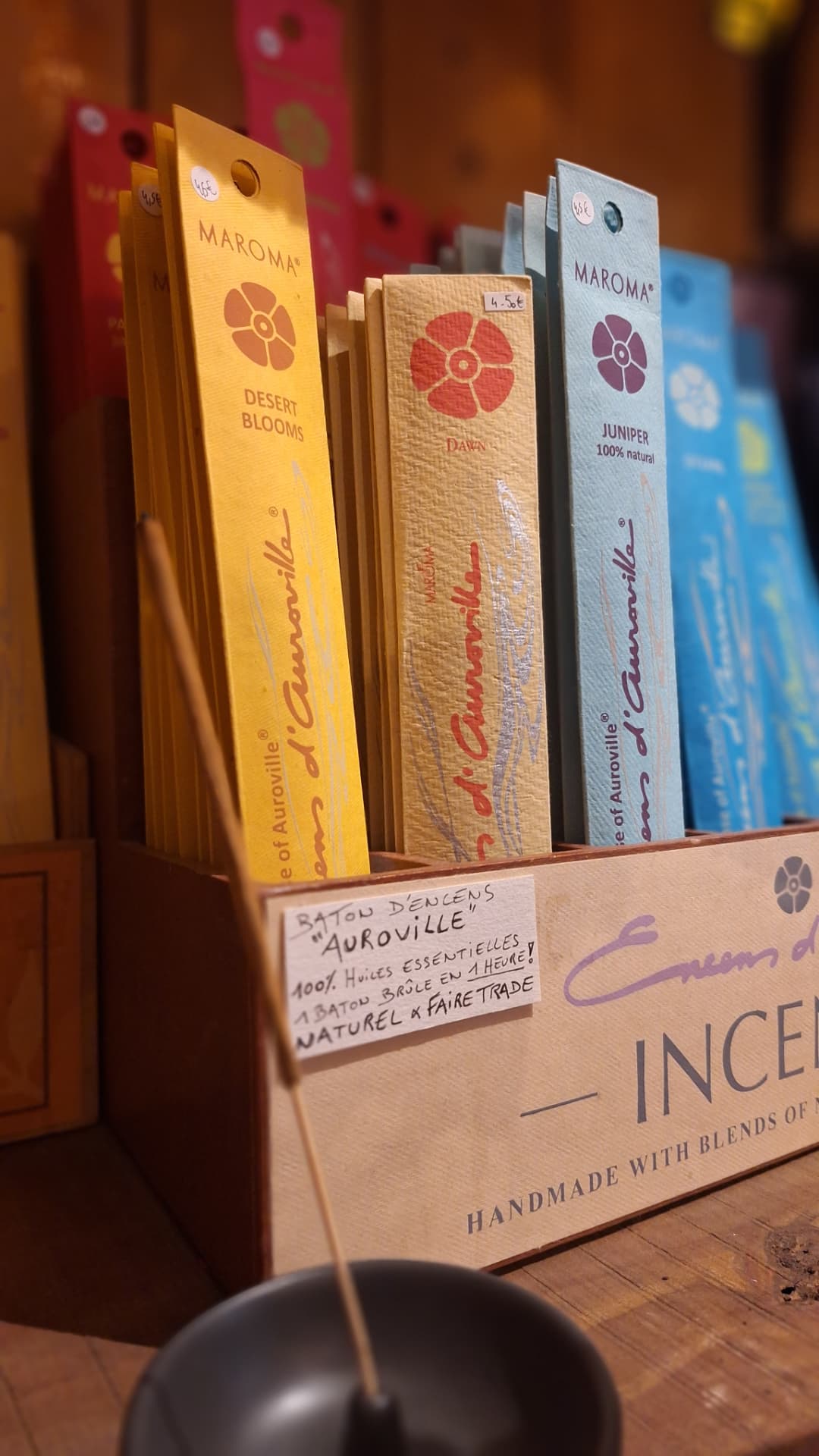 Bâtons d'encens Auroville dans leur coffret chez Luxiol