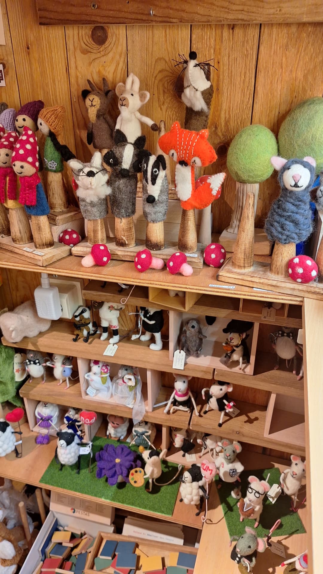 Grande vitrine de figurines et marionnettes en laine feutrée chez Luxiol