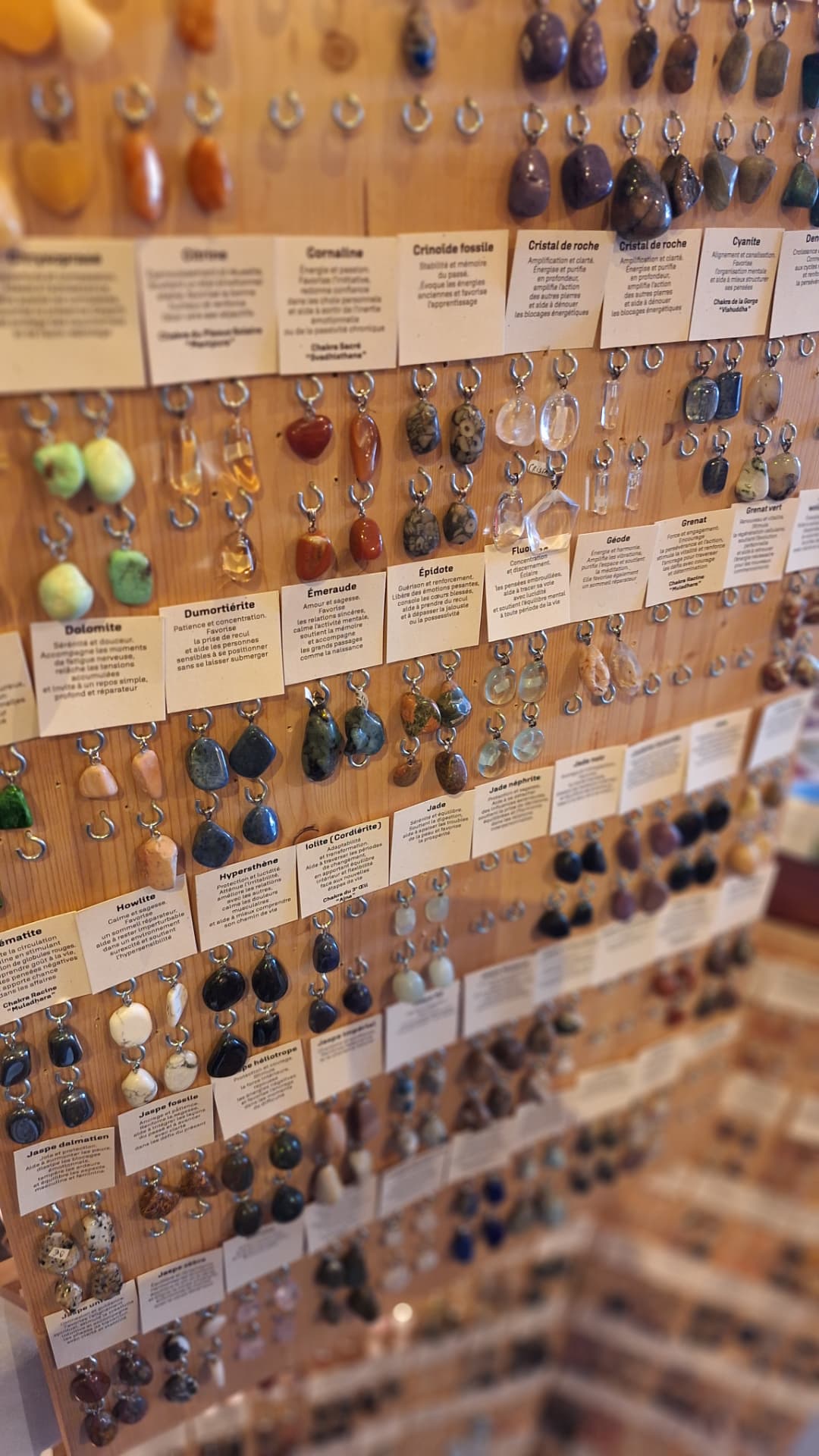 Mur de pendentifs en pierres naturelles avec leurs fiches chez Luxiol