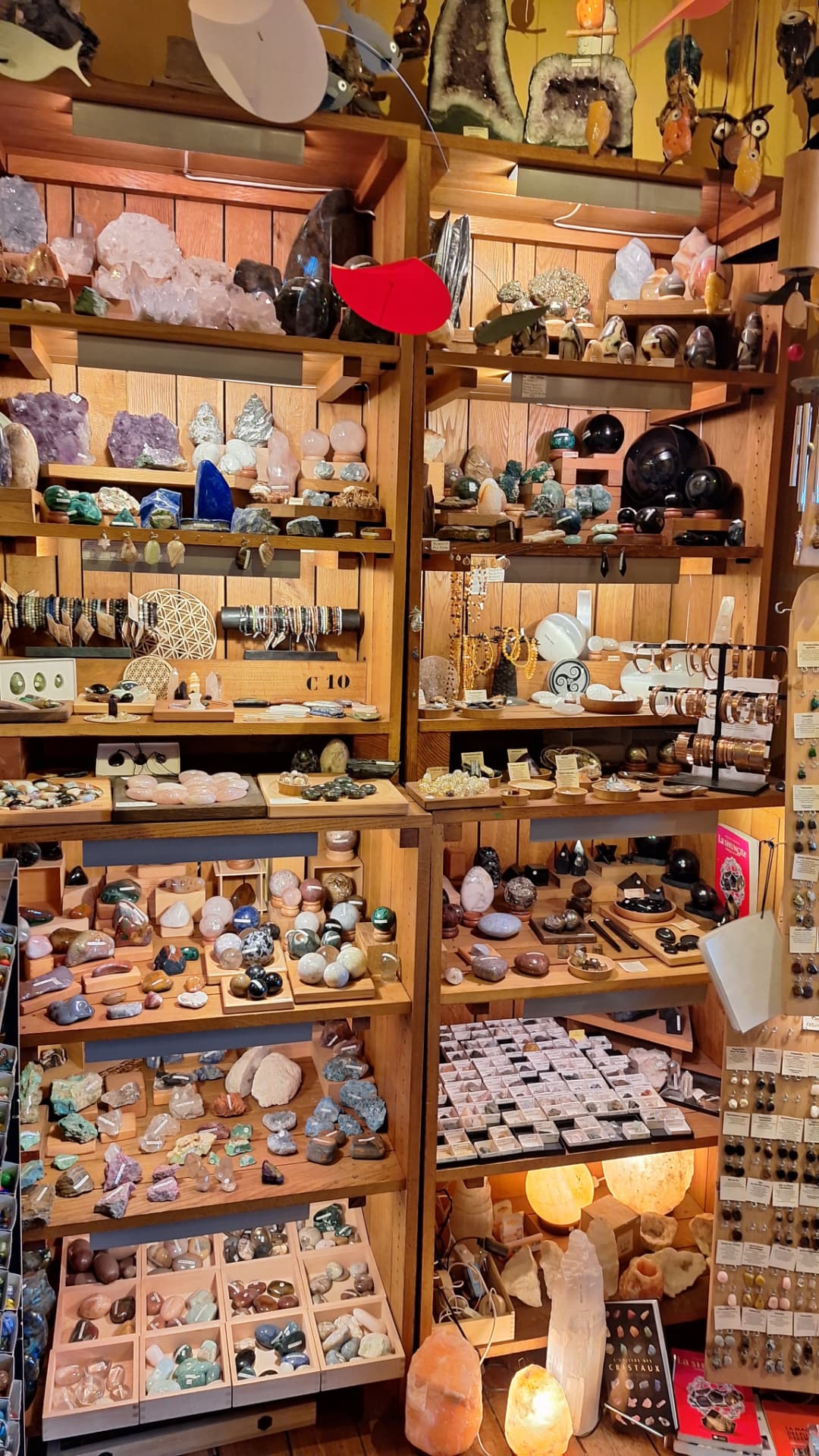 Grande vitrine de minéraux et bijoux en pierres chez Luxiol