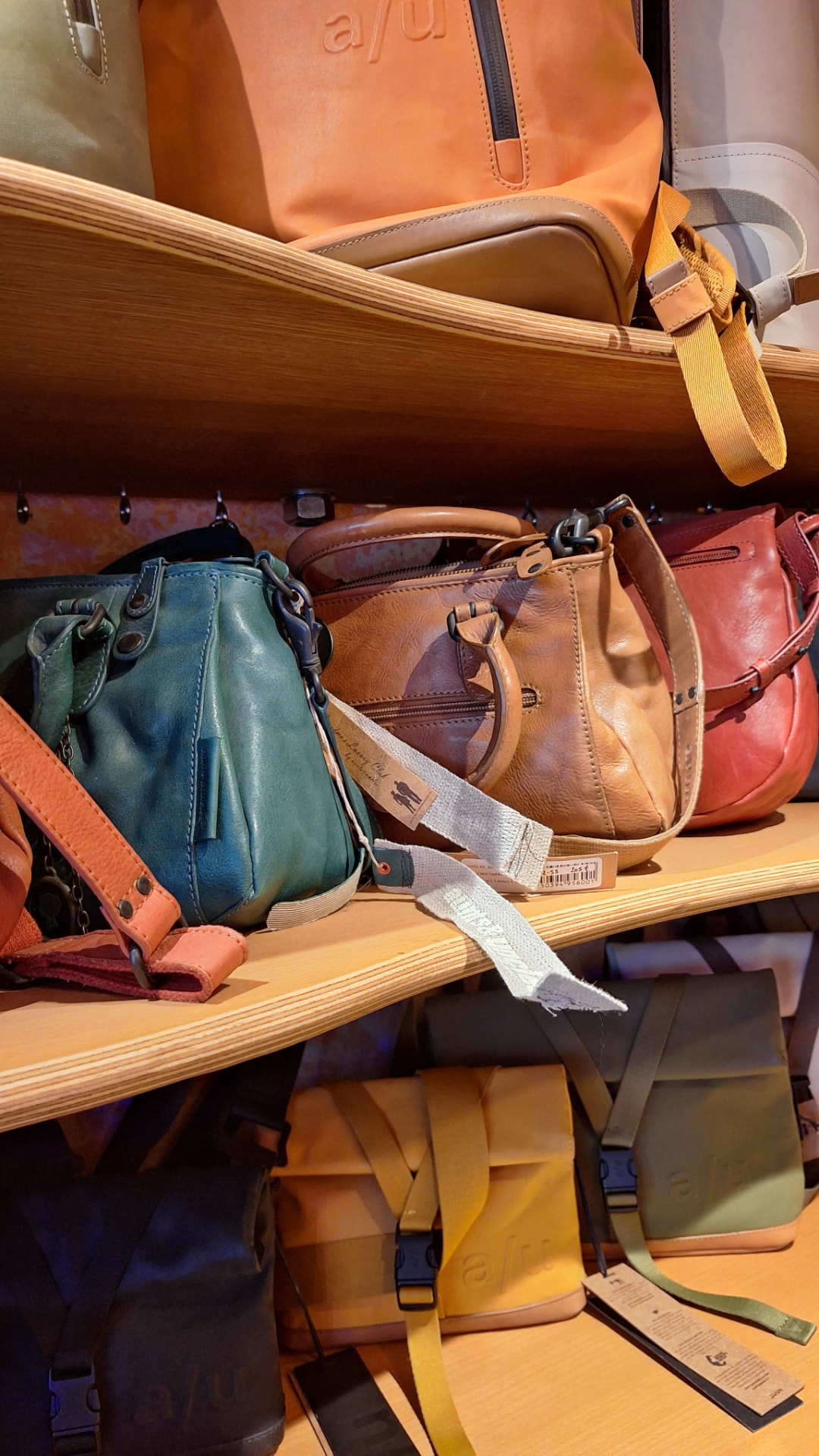 Sacs en cuir colorés présentés chez Luxiol