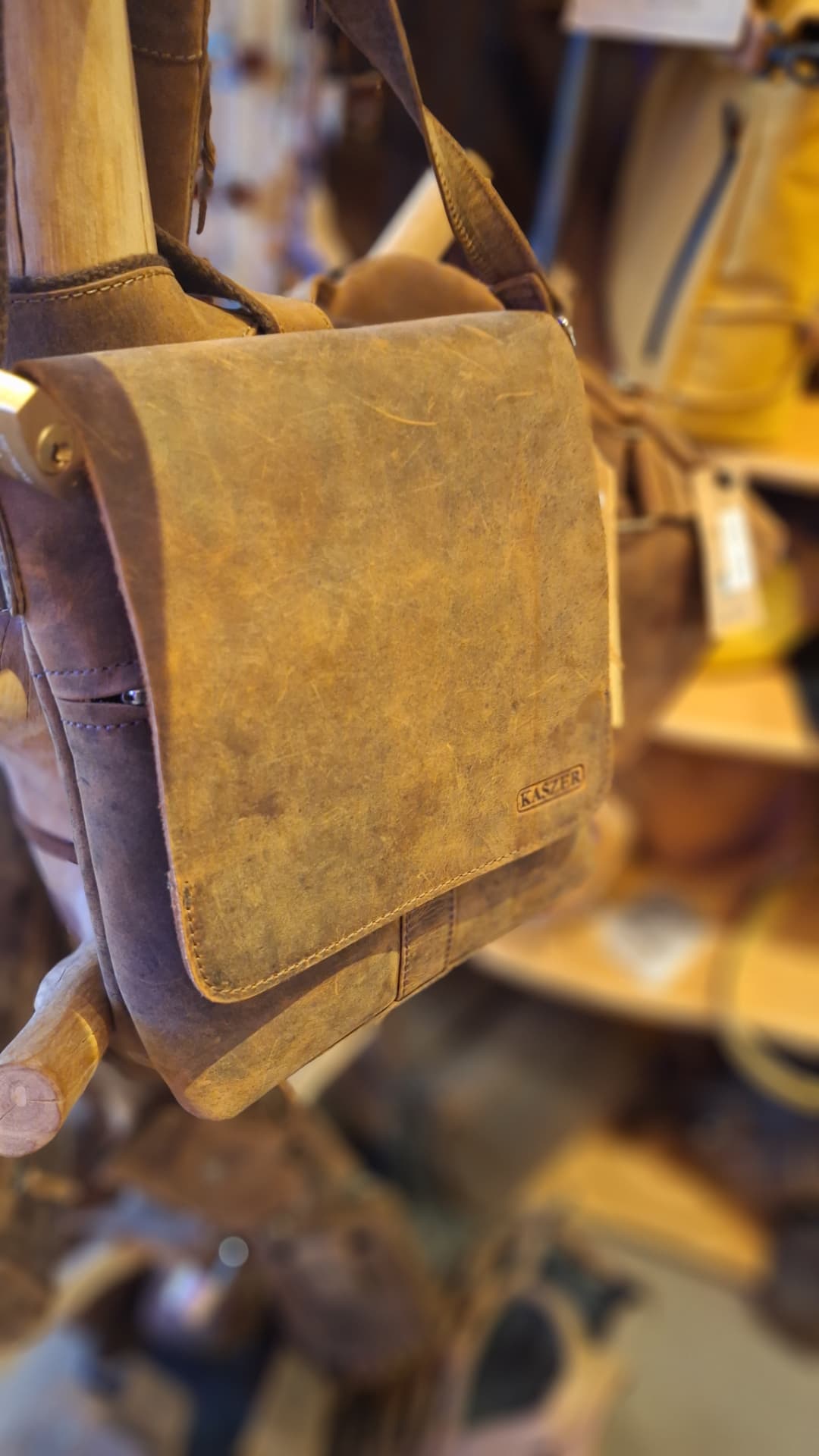 Besace Kaszer en cuir huilé chez Luxiol