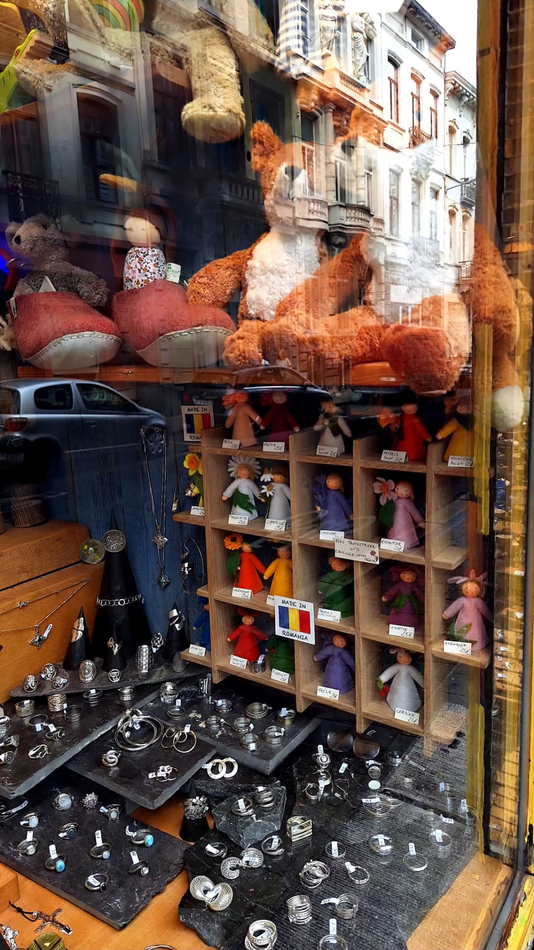 Poupées fleurs en feutre et bagues en argent en vitrine chez Luxiol