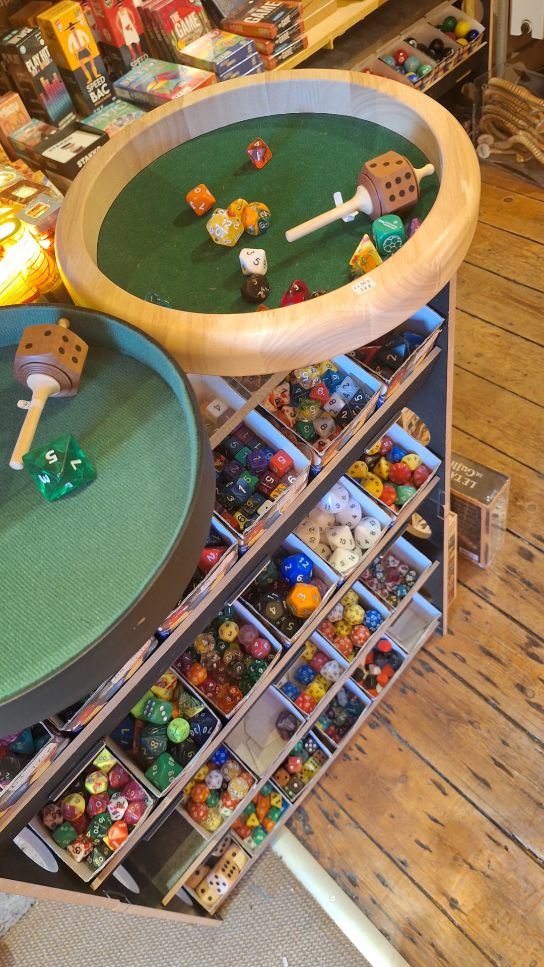 Dés et pistes de lancer en bois chez Luxiol