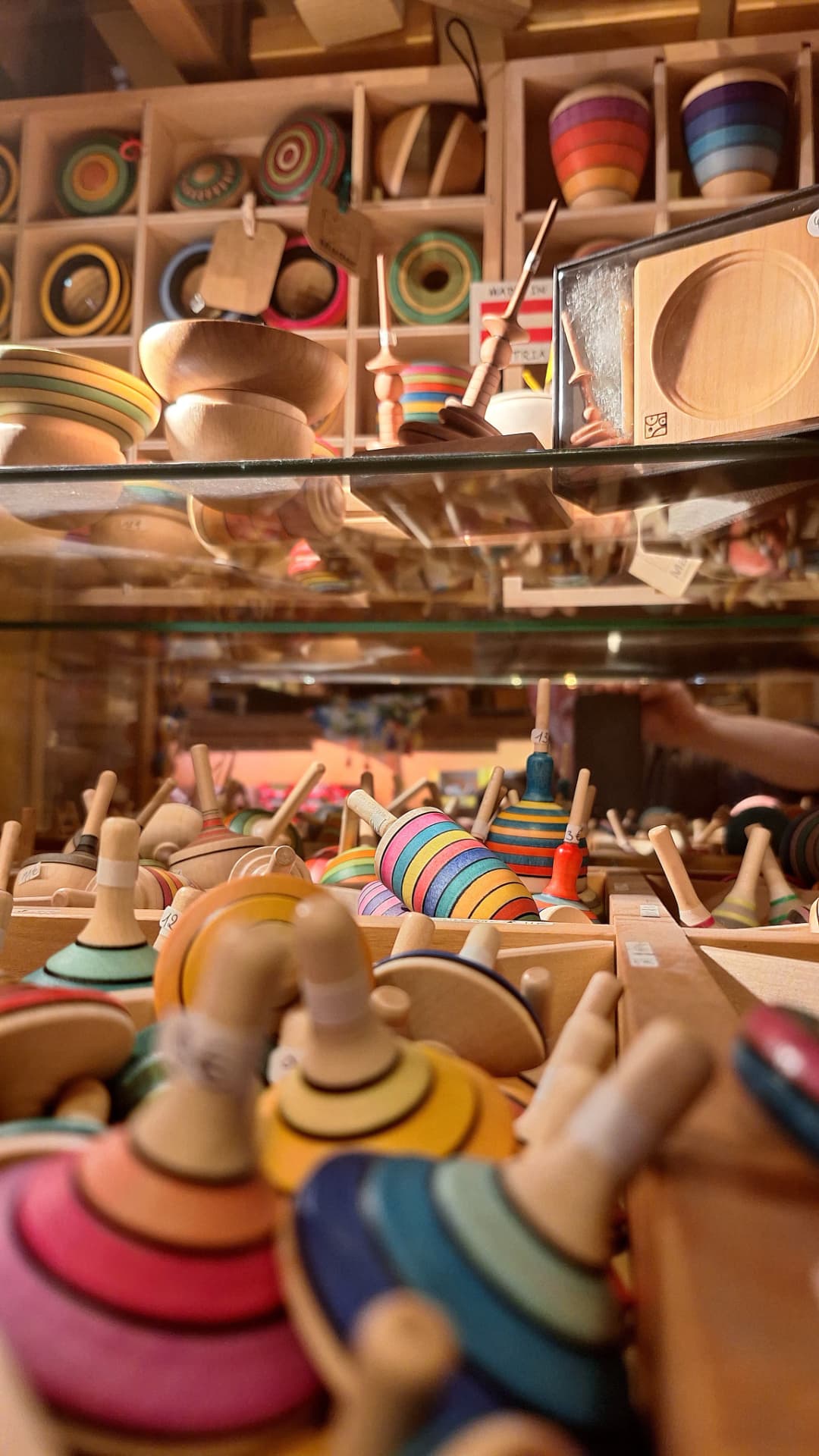 Vitrine et bacs de toupies en bois de toutes tailles chez Luxiol