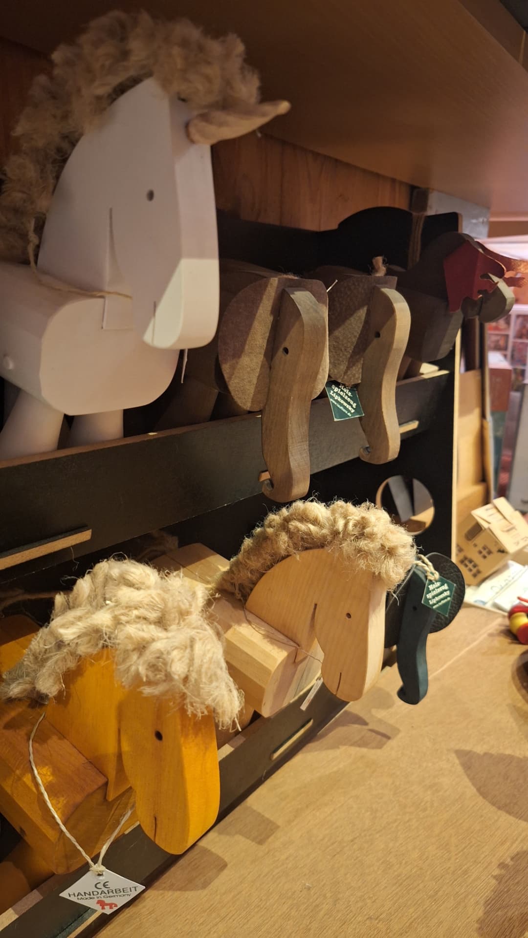 Chevaux et animaux à bascule en bois chez Luxiol